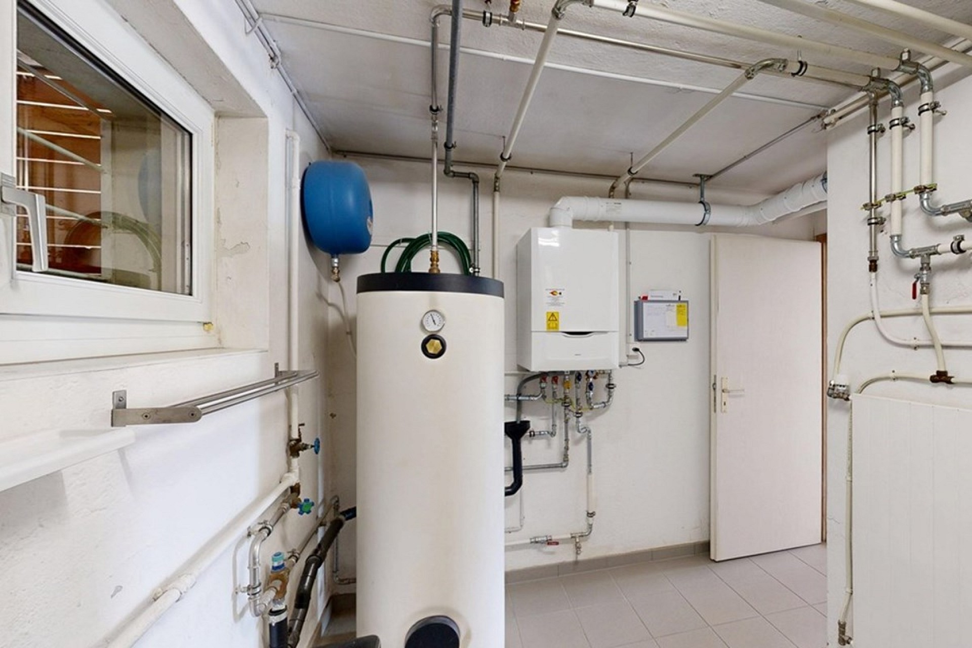 Technikraum mit Heizungsanlage
