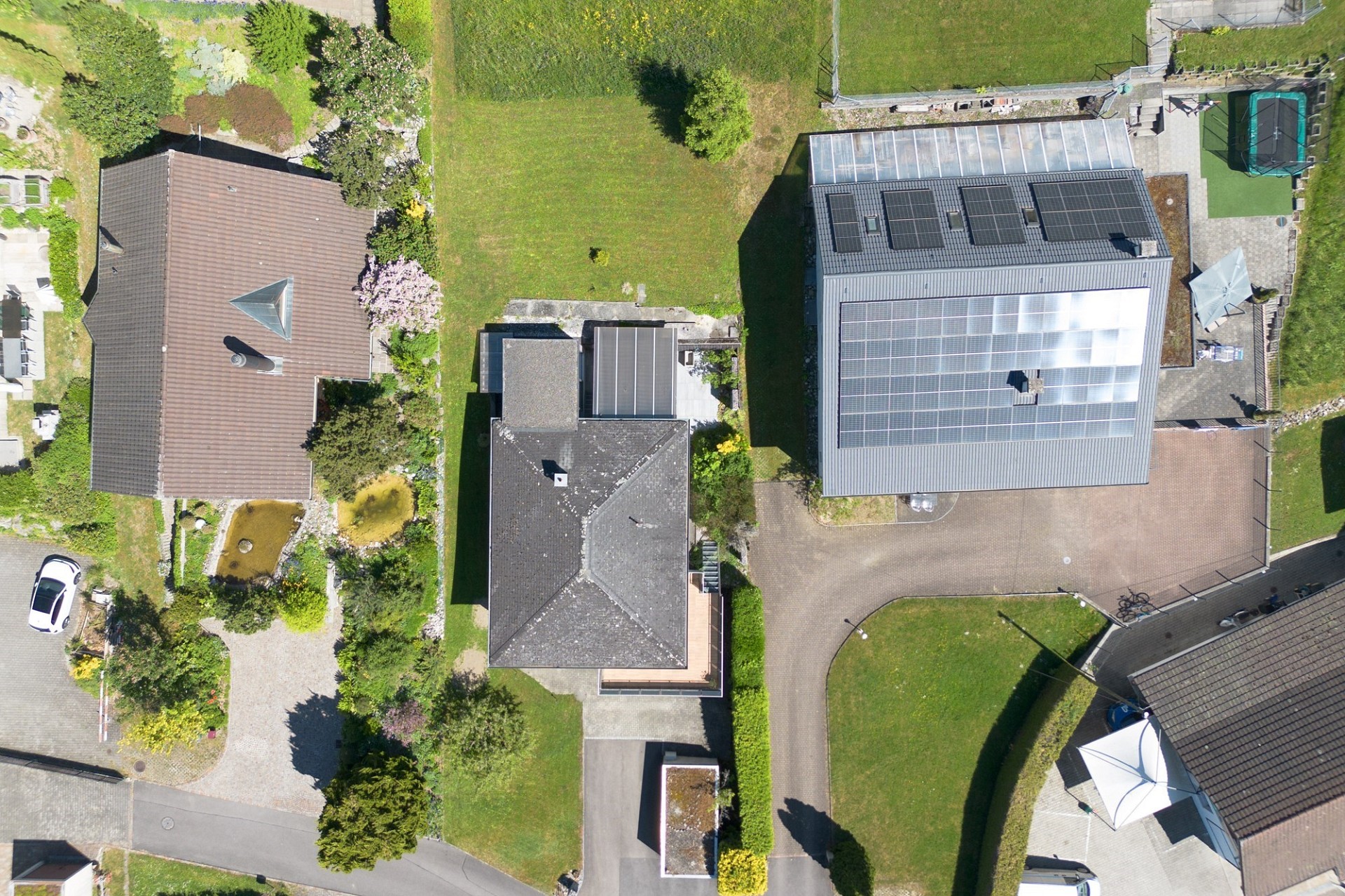 Luftbild eines Wohngrundstücks mit Solardächern