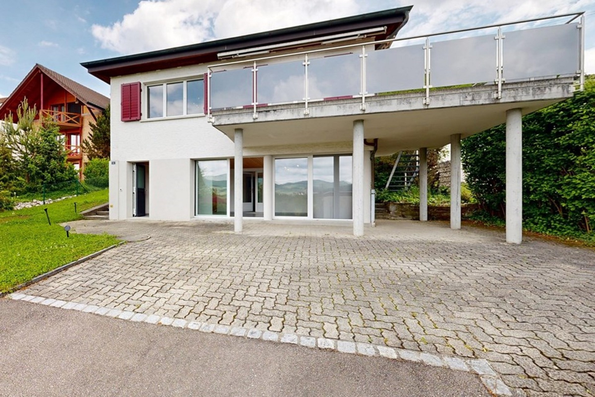 Modernes Einfamilienhaus mit großer Terrasse