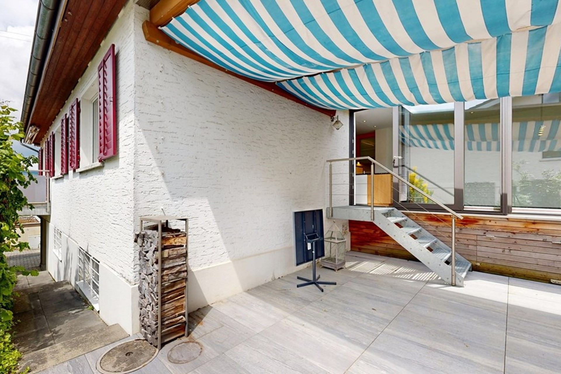 Überdachte Terrasse an einem Wohnhaus