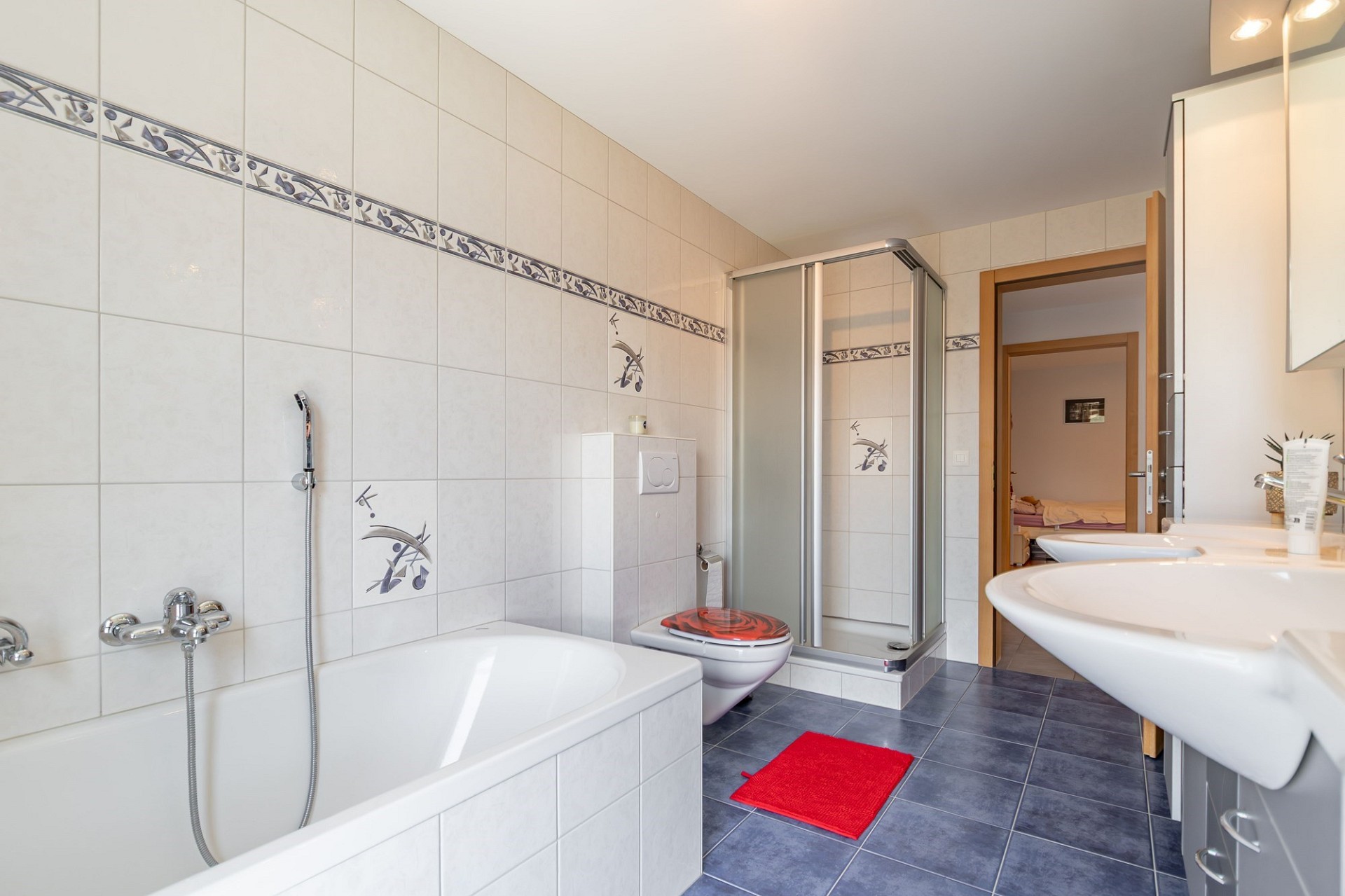 Modernes Badezimmer mit Badewanne und Dusche
