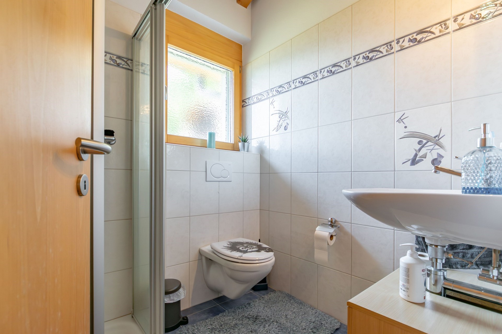 Kleines, helles Badezimmer mit Dusche und WC