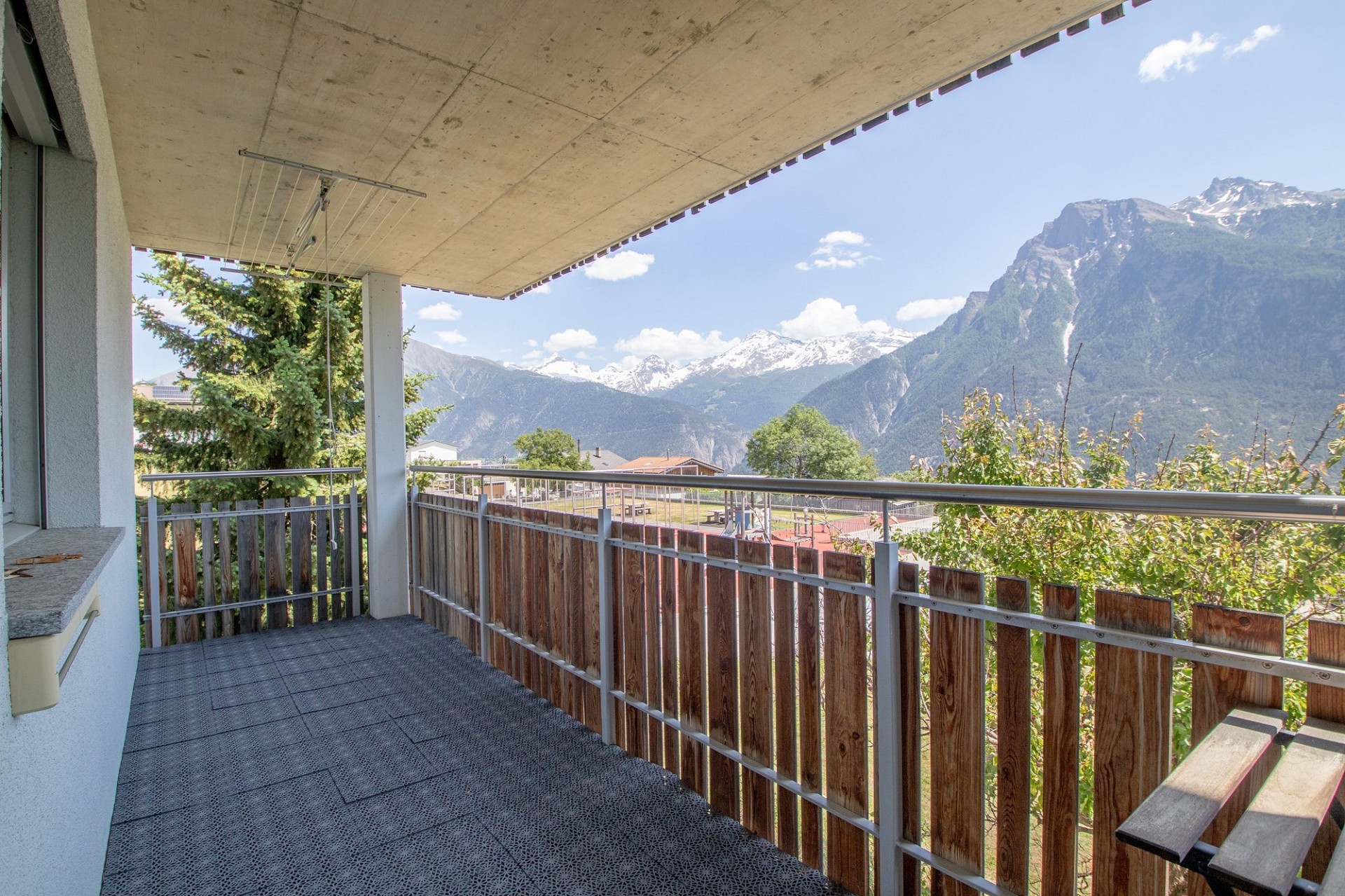 Überdachter Balkon mit Bergblick