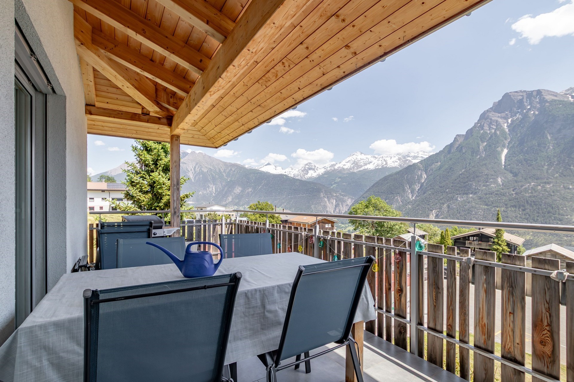 Balkon mit Bergpanorama