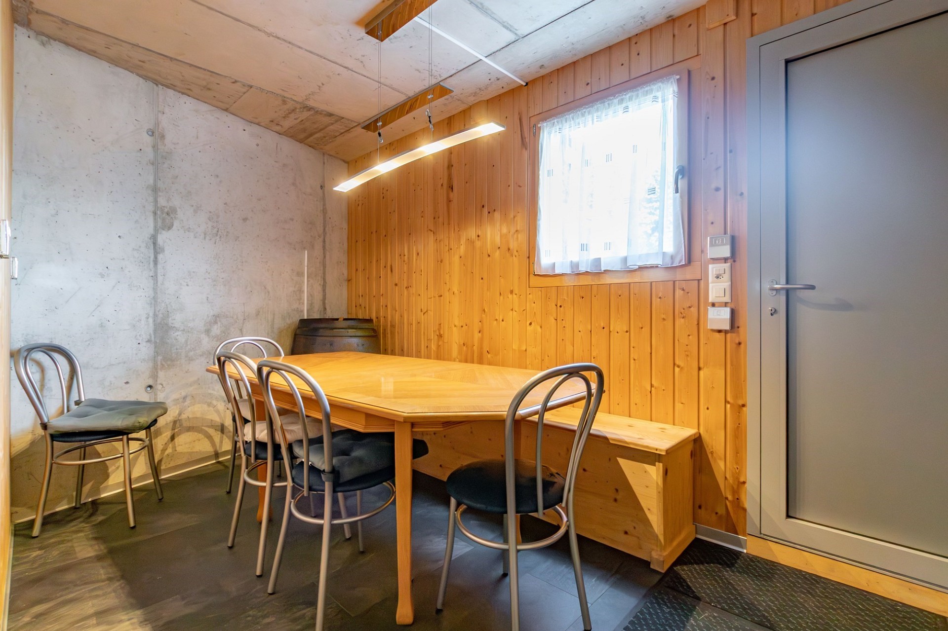 Rustikaler Aufenthaltsraum mit Tisch und Sitzbank