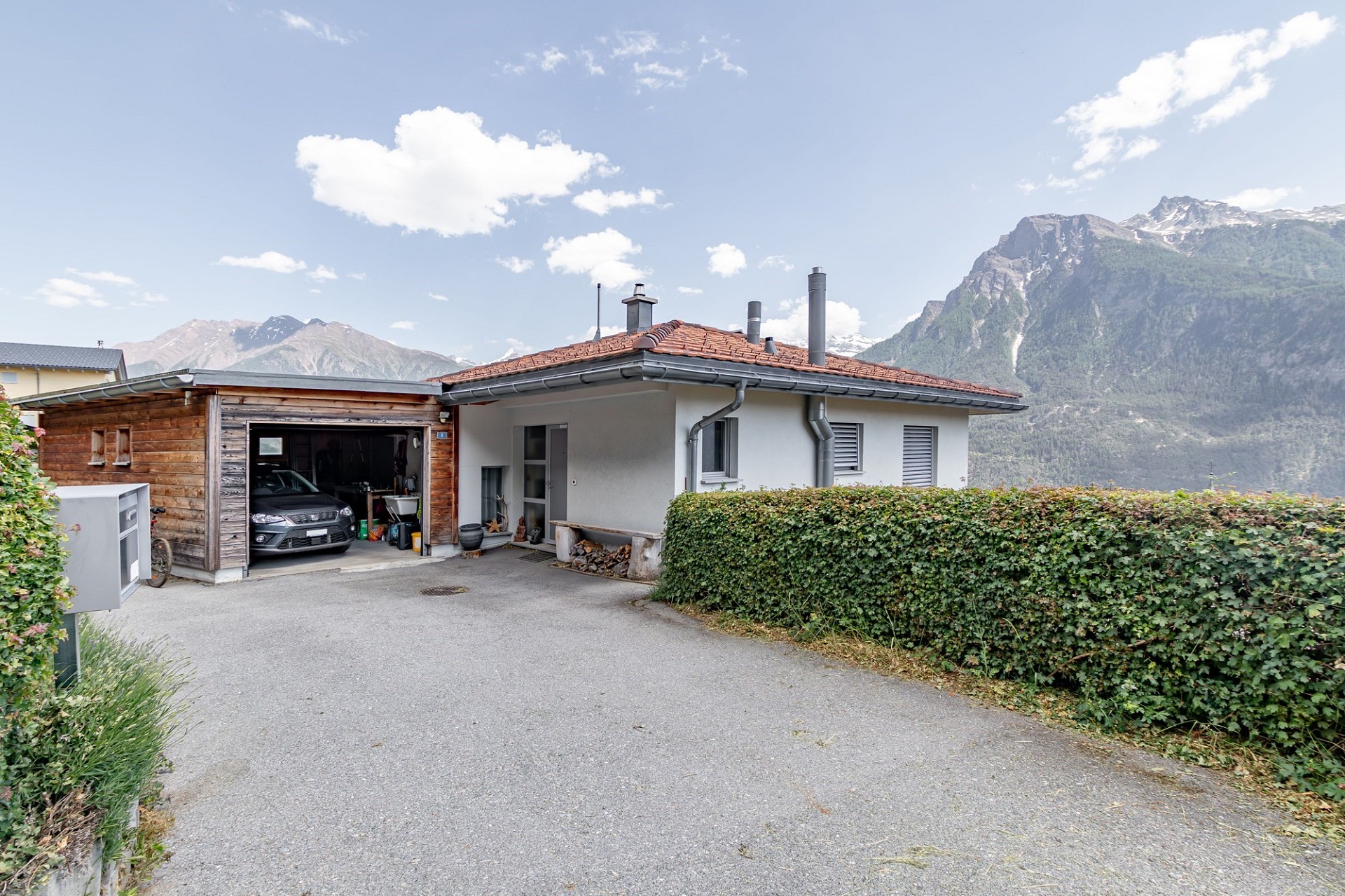 Alpenhaus mit Garage und Bergblick