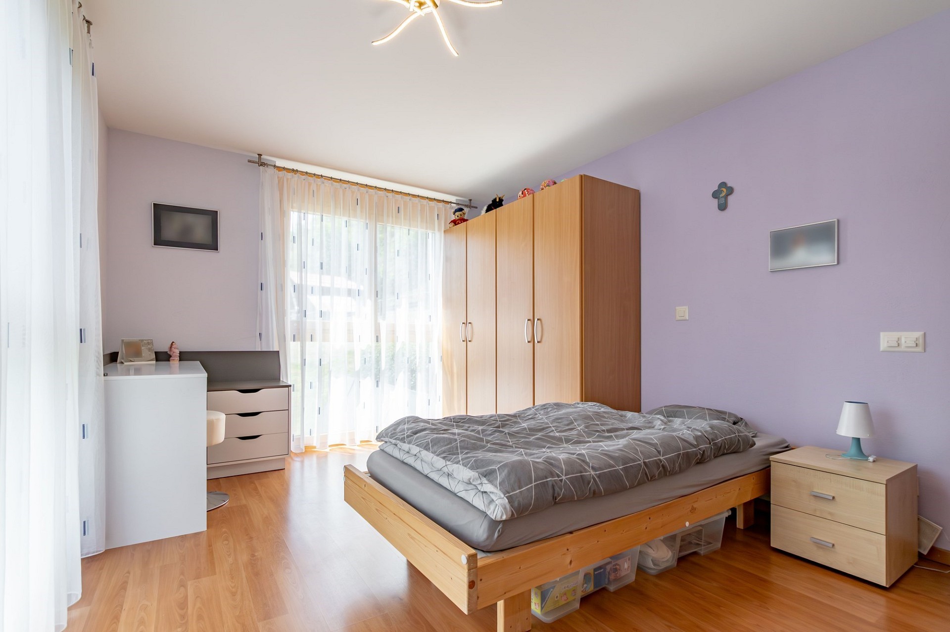 Helles Schlafzimmer mit lila Wänden