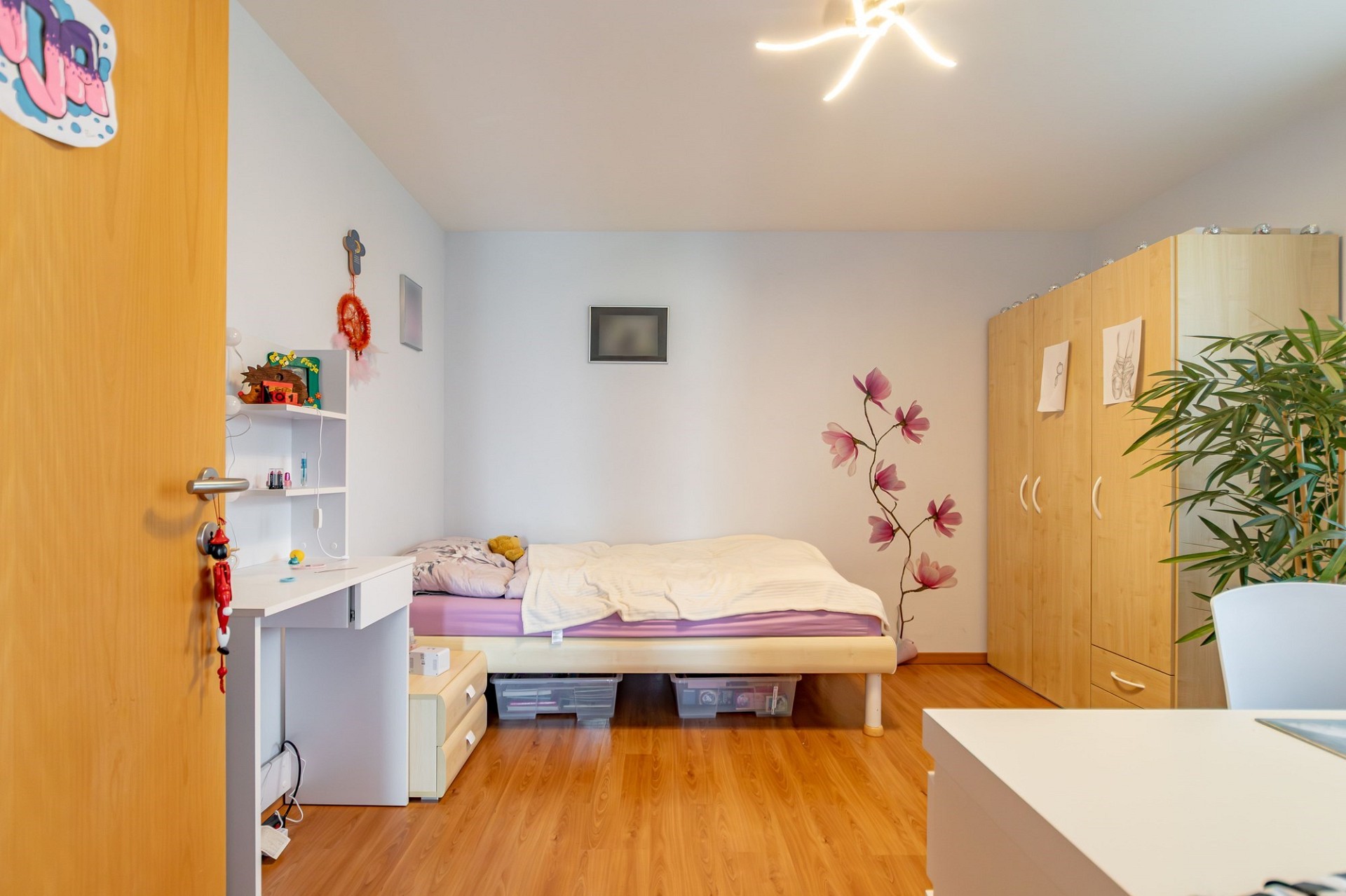 Kinderzimmer mit Bett und Kleiderschränken