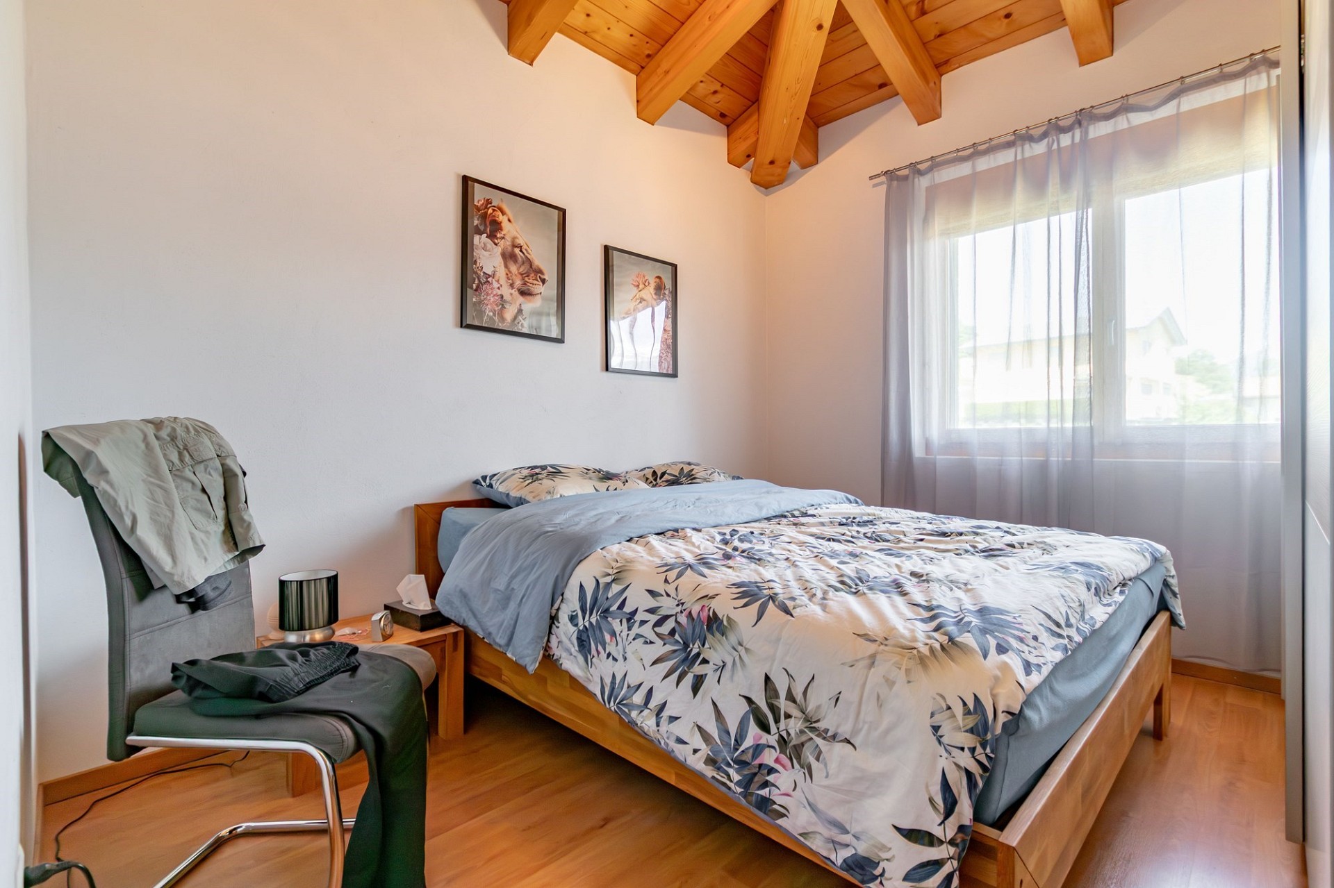 Helles Schlafzimmer mit Holzbalkendecke