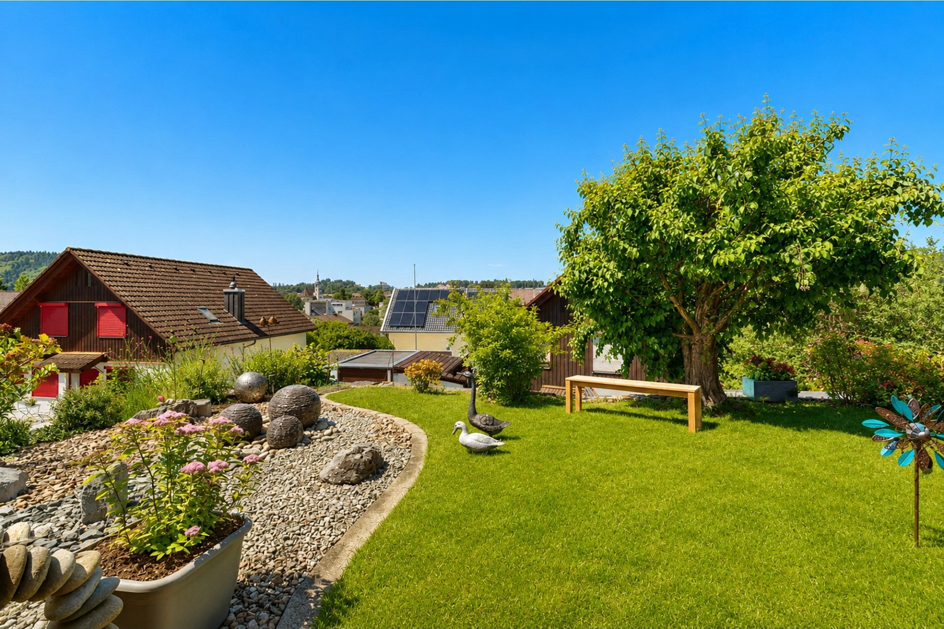 Großer gepflegter Garten mit Blick auf Wohnhäuser