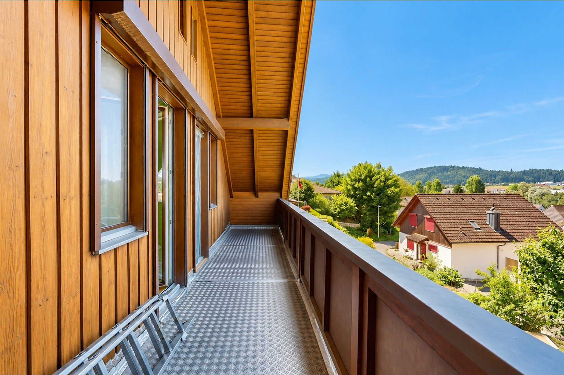 Holzbalkon mit Bergblick