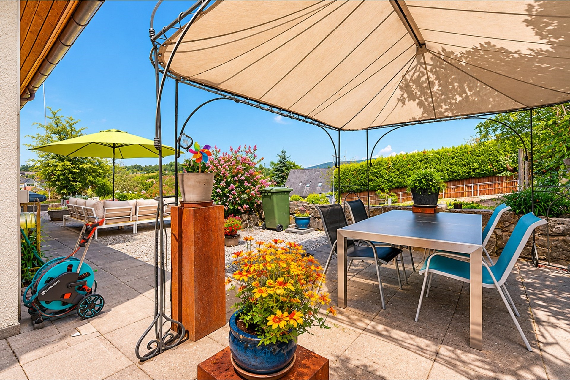 Sonnige Terrasse mit Sitz- und Essbereich