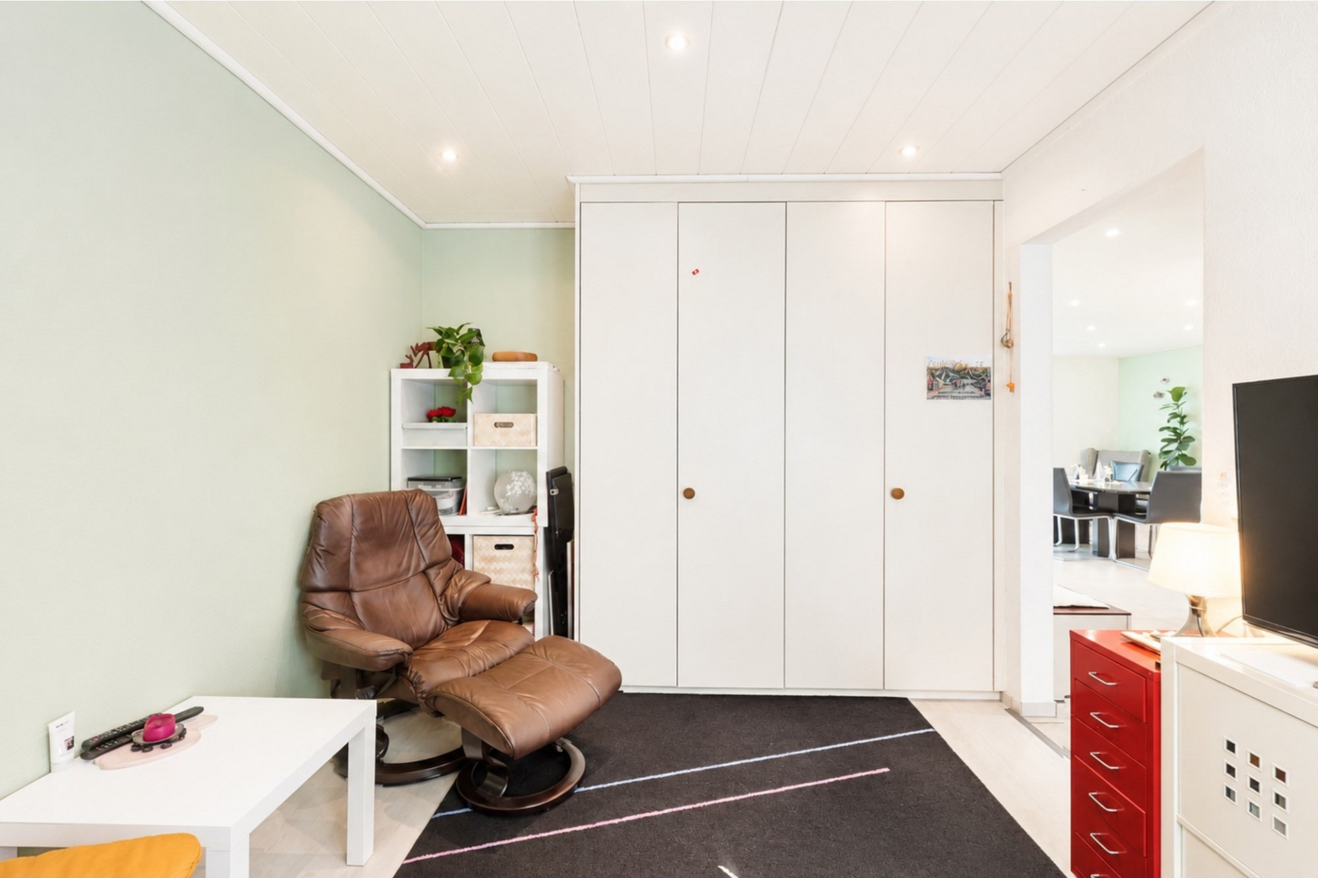 Helles Schlafzimmer mit Einbauschrank und Sitzbereich