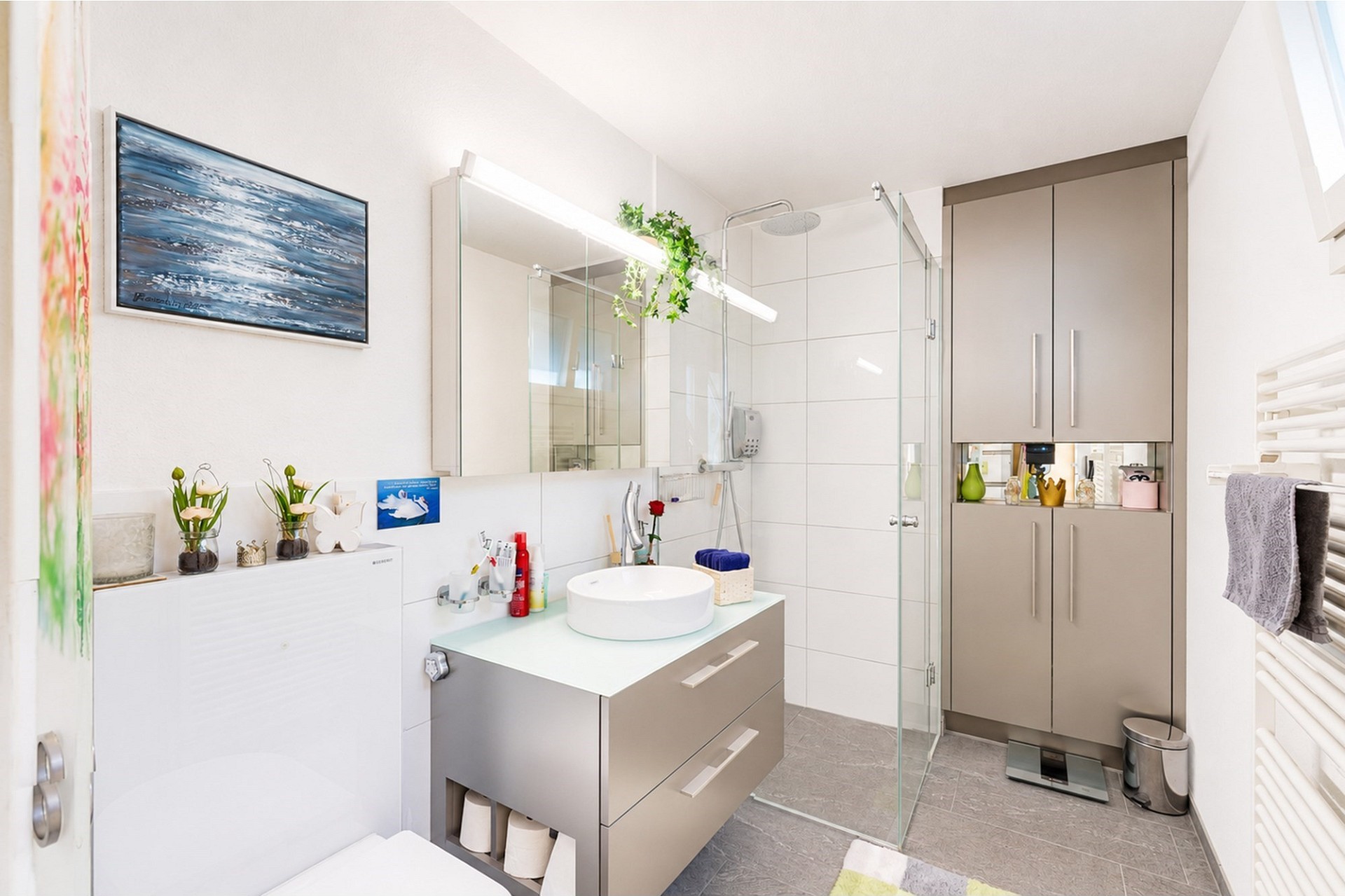 Modernes Badezimmer mit begehbarer Dusche und Waschplatz