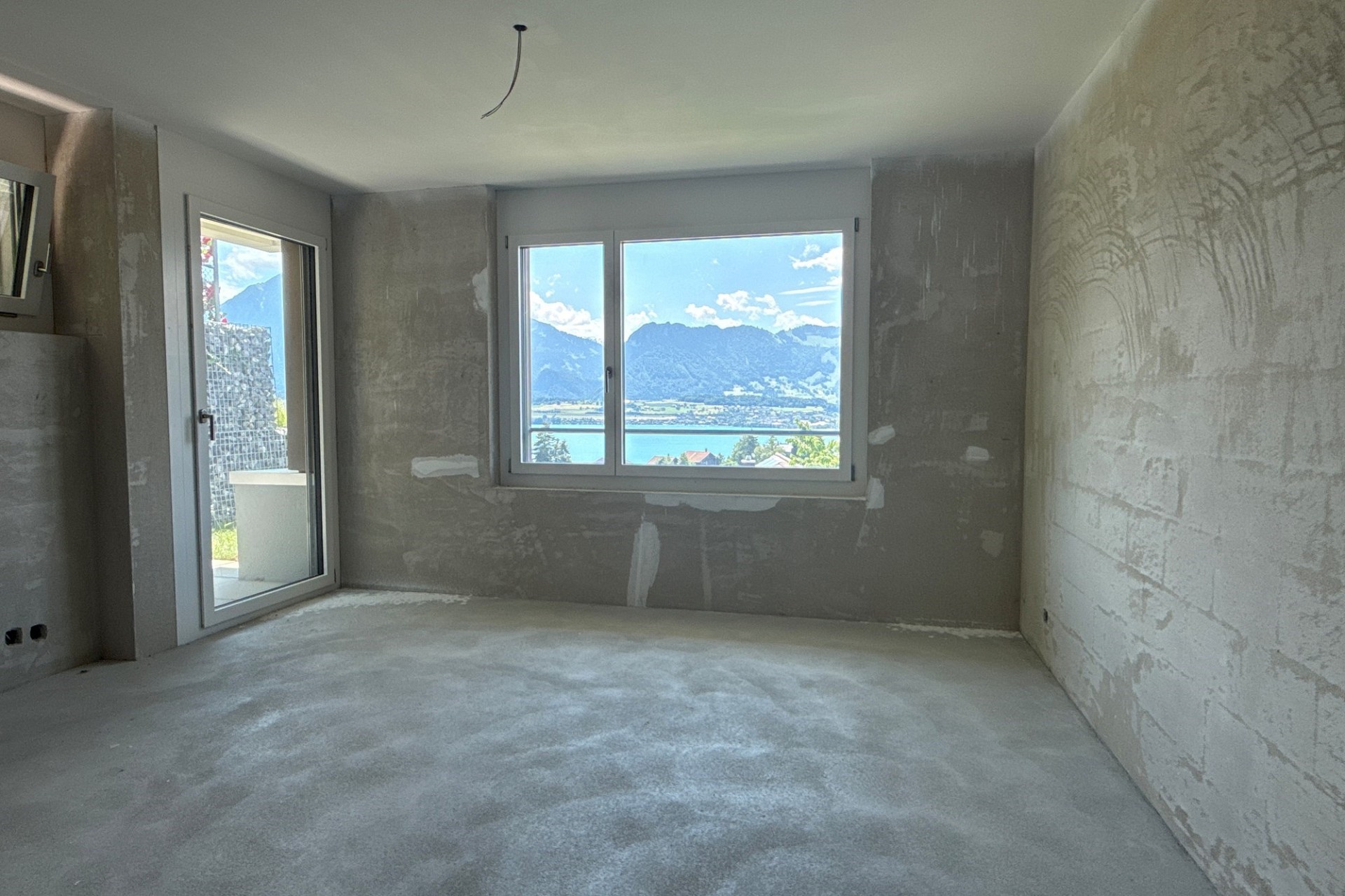 Unfertiger heller Raum mit Seeblick