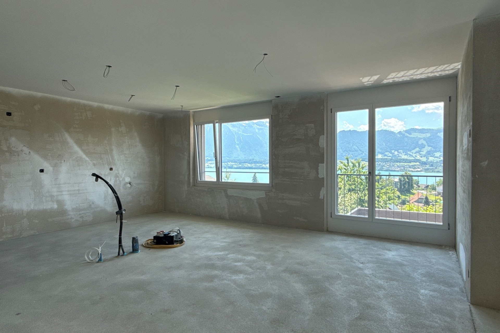 Großer Rohbau-Wohnraum mit Seeblick