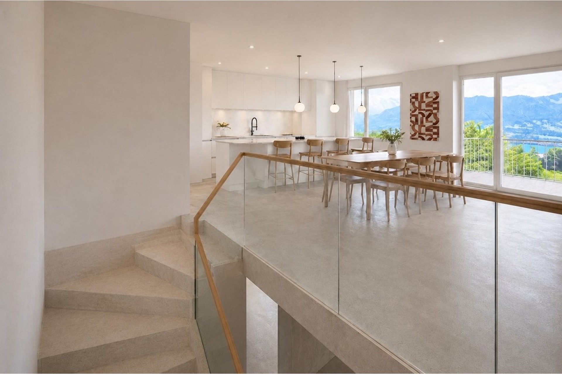 Offener Wohn-Essbereich mit Treppe und Bergblick