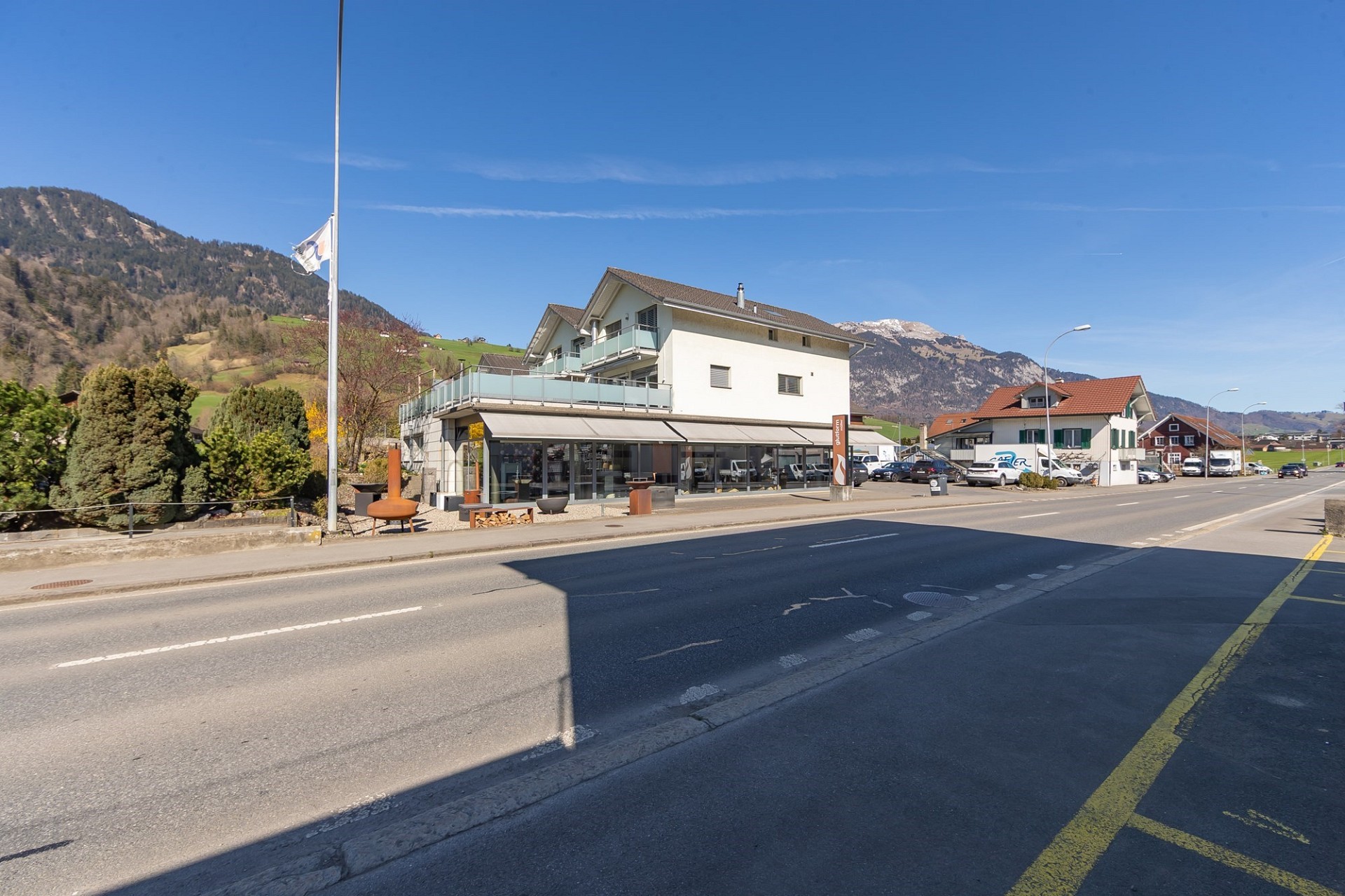 Straßenansicht eines modernen Gebäudes in alpiner Umgebung