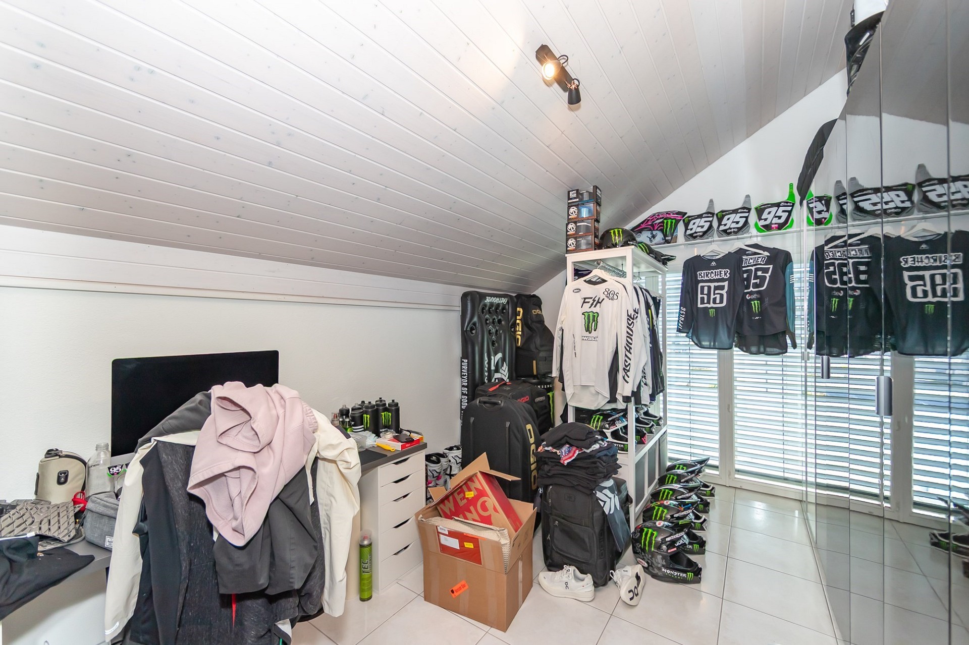 Motorsport-Ankleidezimmer mit Dachschräge