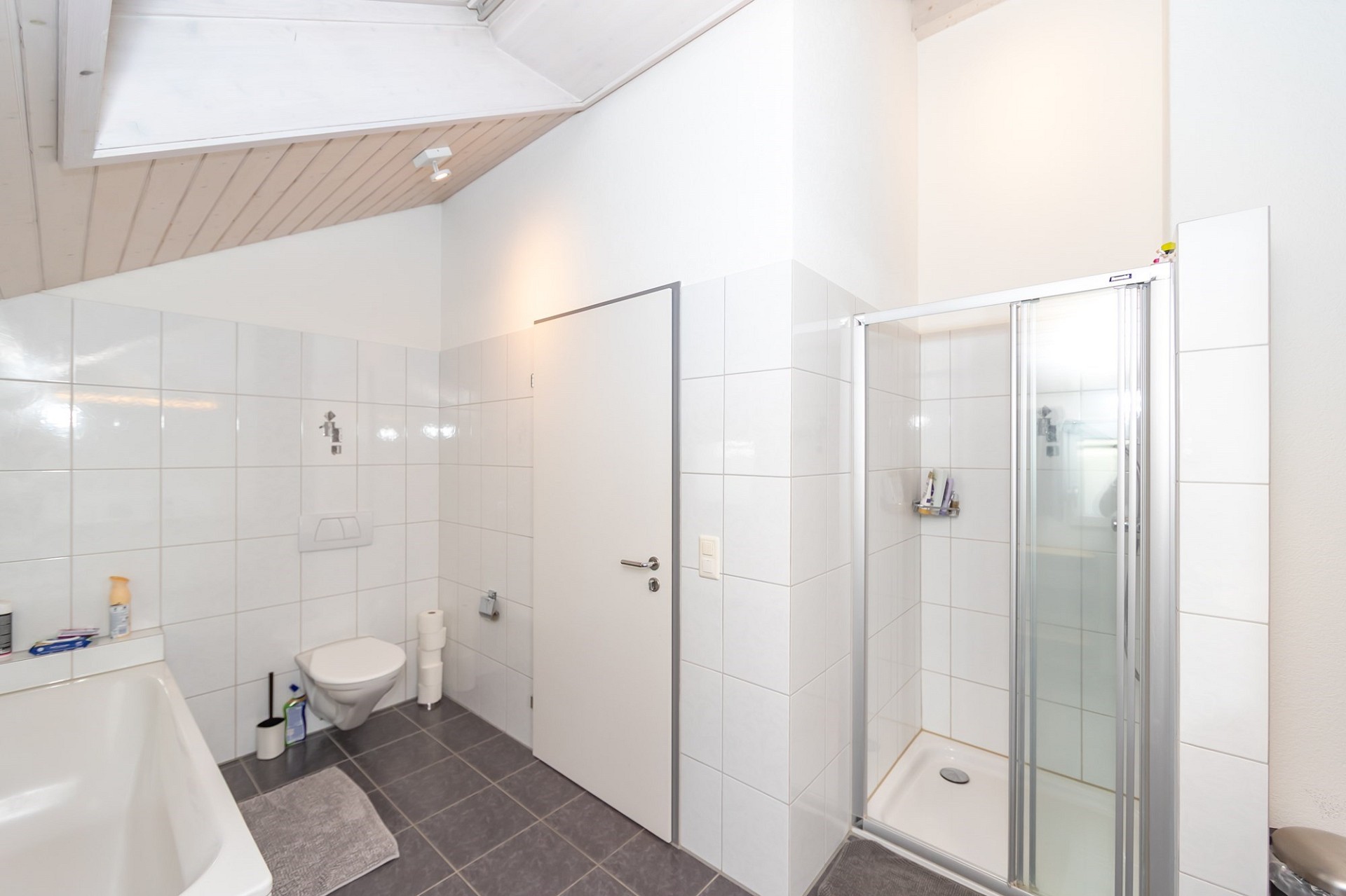 Modernes Badezimmer mit Dachschräge und Dusche