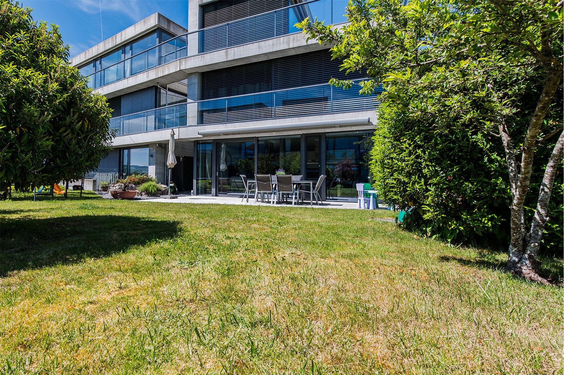 Moderne Wohnanlage mit Garten und Terrasse
