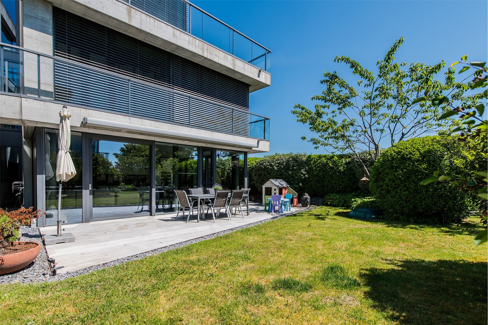 Moderne Terrasse mit Garten