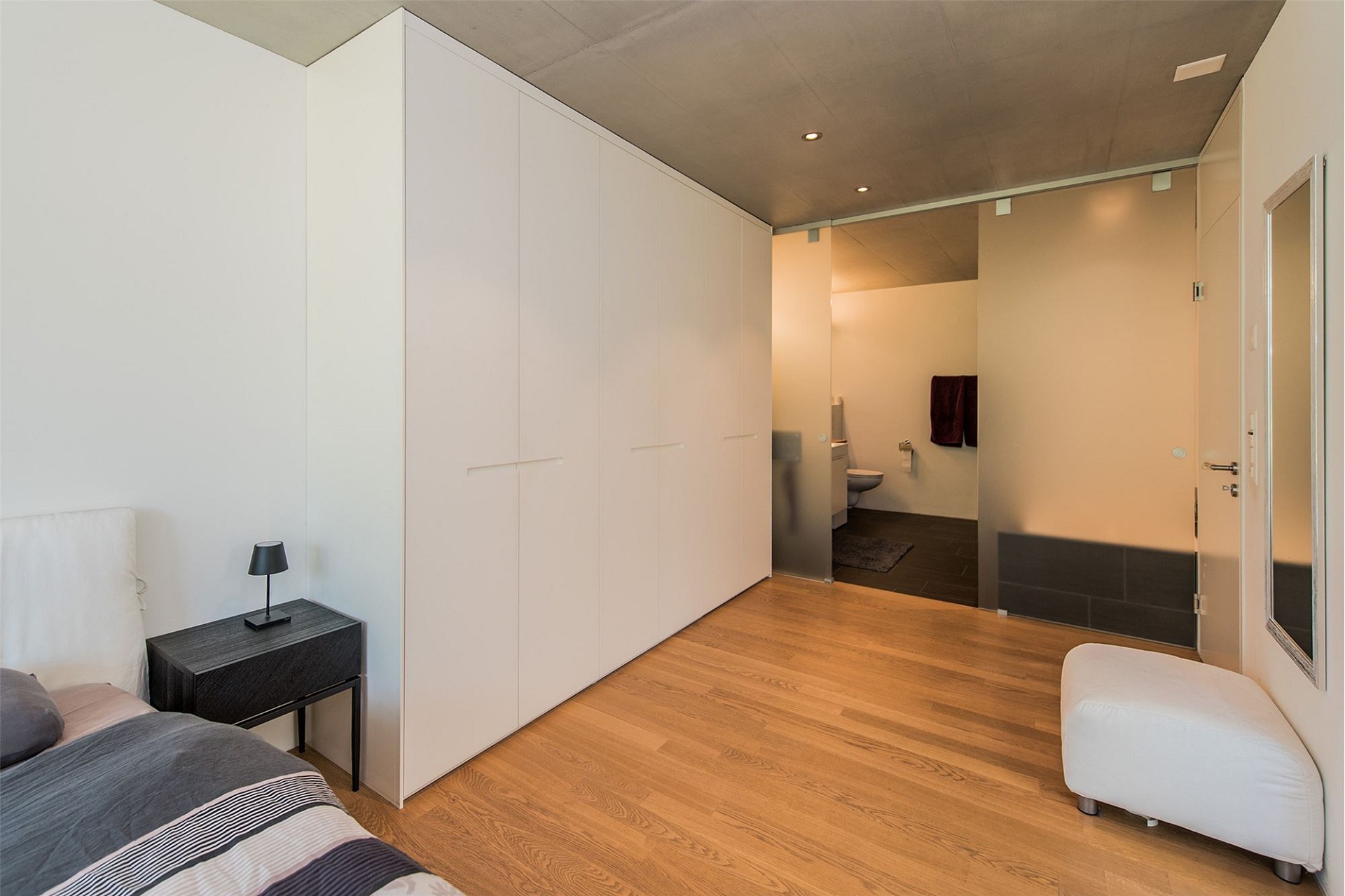 Modernes Schlafzimmer mit angrenzendem Bad