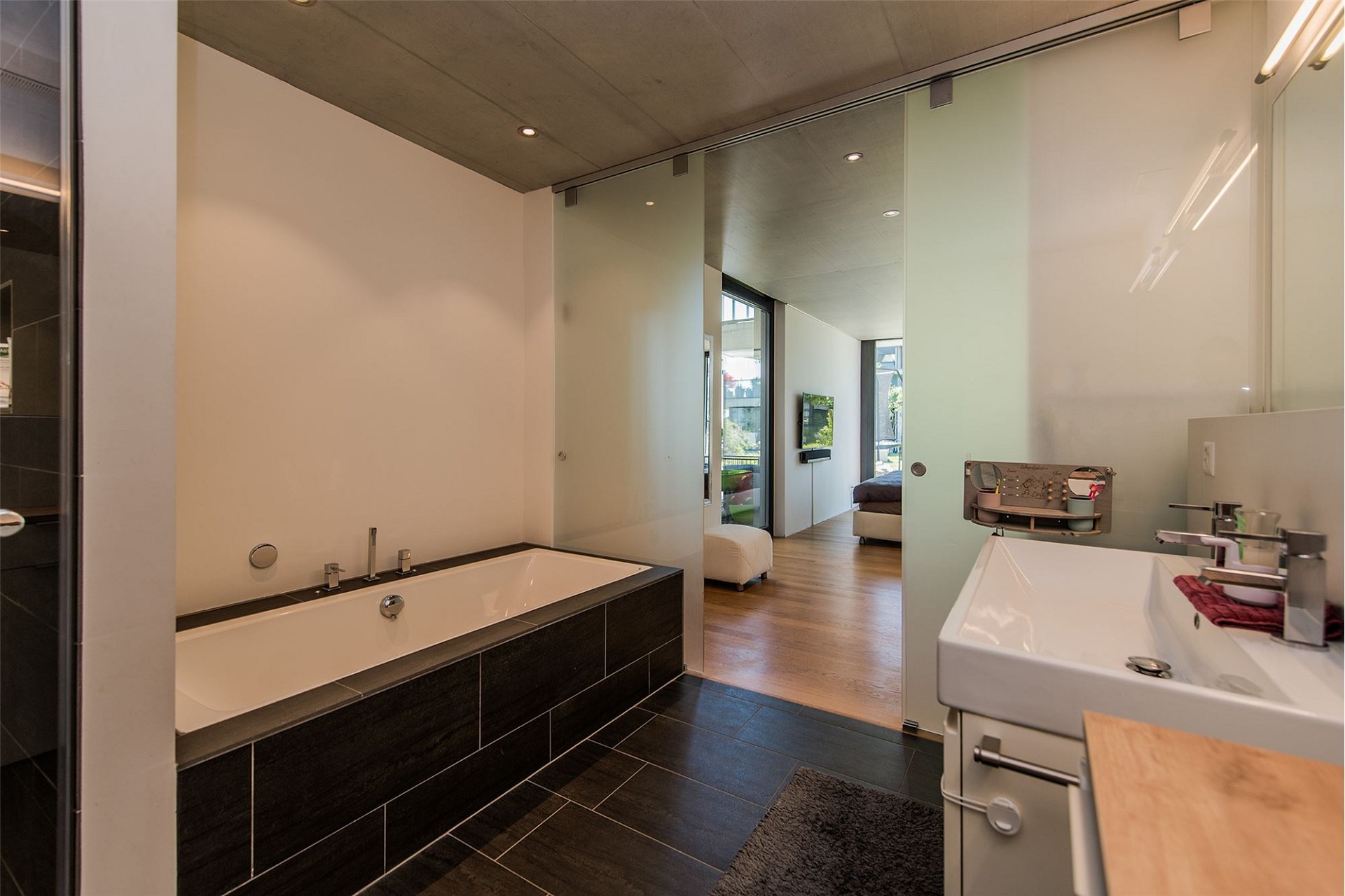 Modernes Badezimmer mit Badewanne und Doppelwaschtisch
