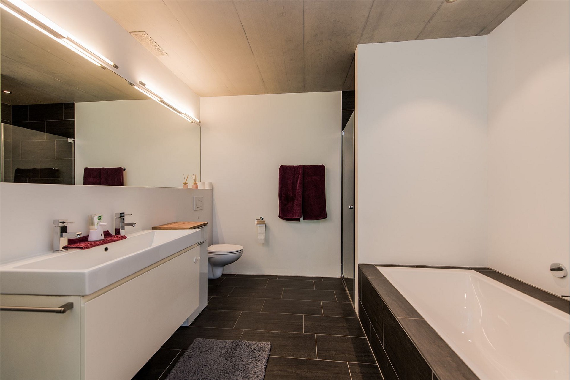 Modernes Badezimmer mit Wanne und Doppelwaschtisch