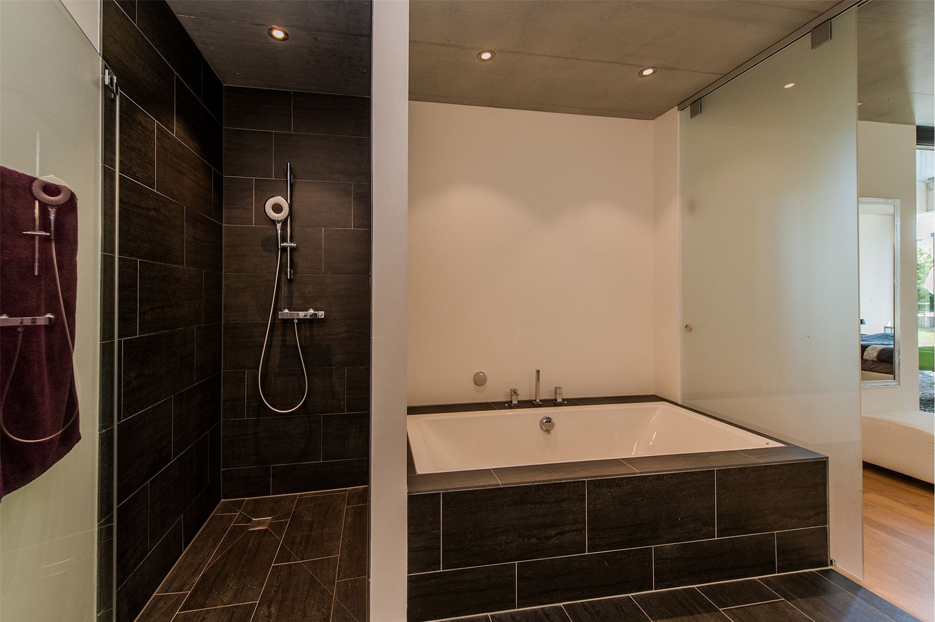 Modernes Bad mit Wanne und begehbarer Dusche