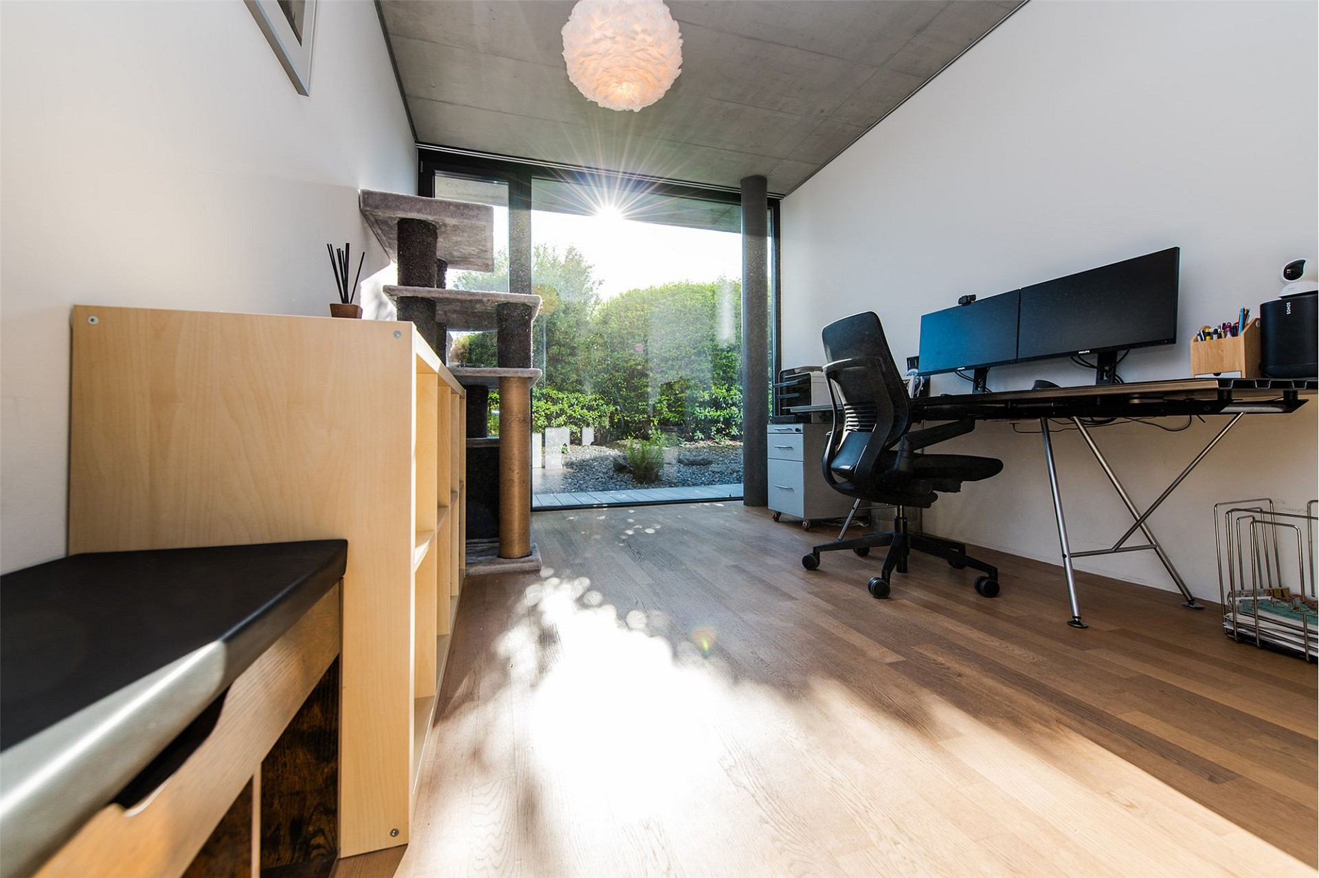 Modernes Homeoffice mit großer Glasfront