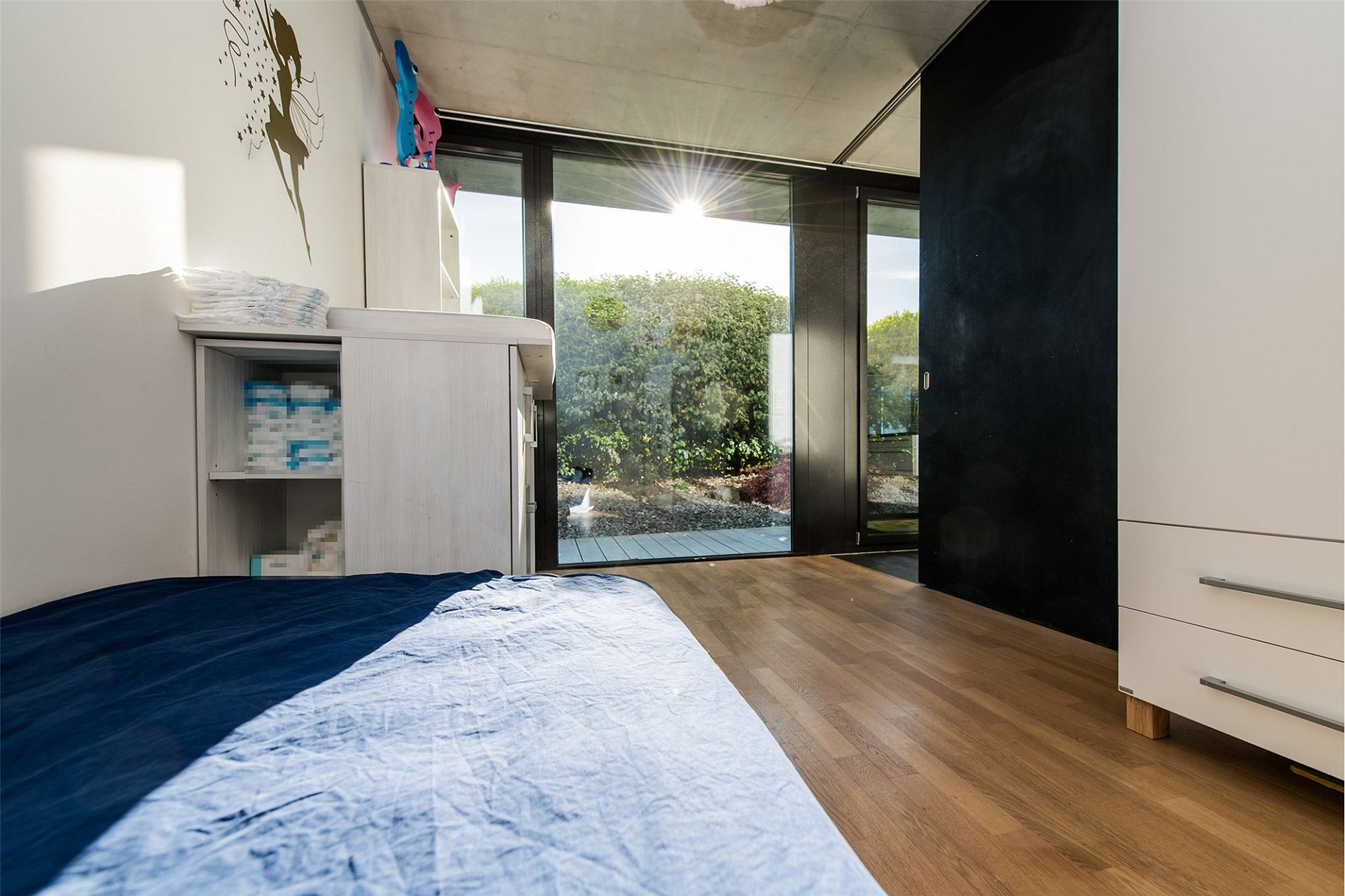 Modernes Schlafzimmer mit Glasfront zum Garten