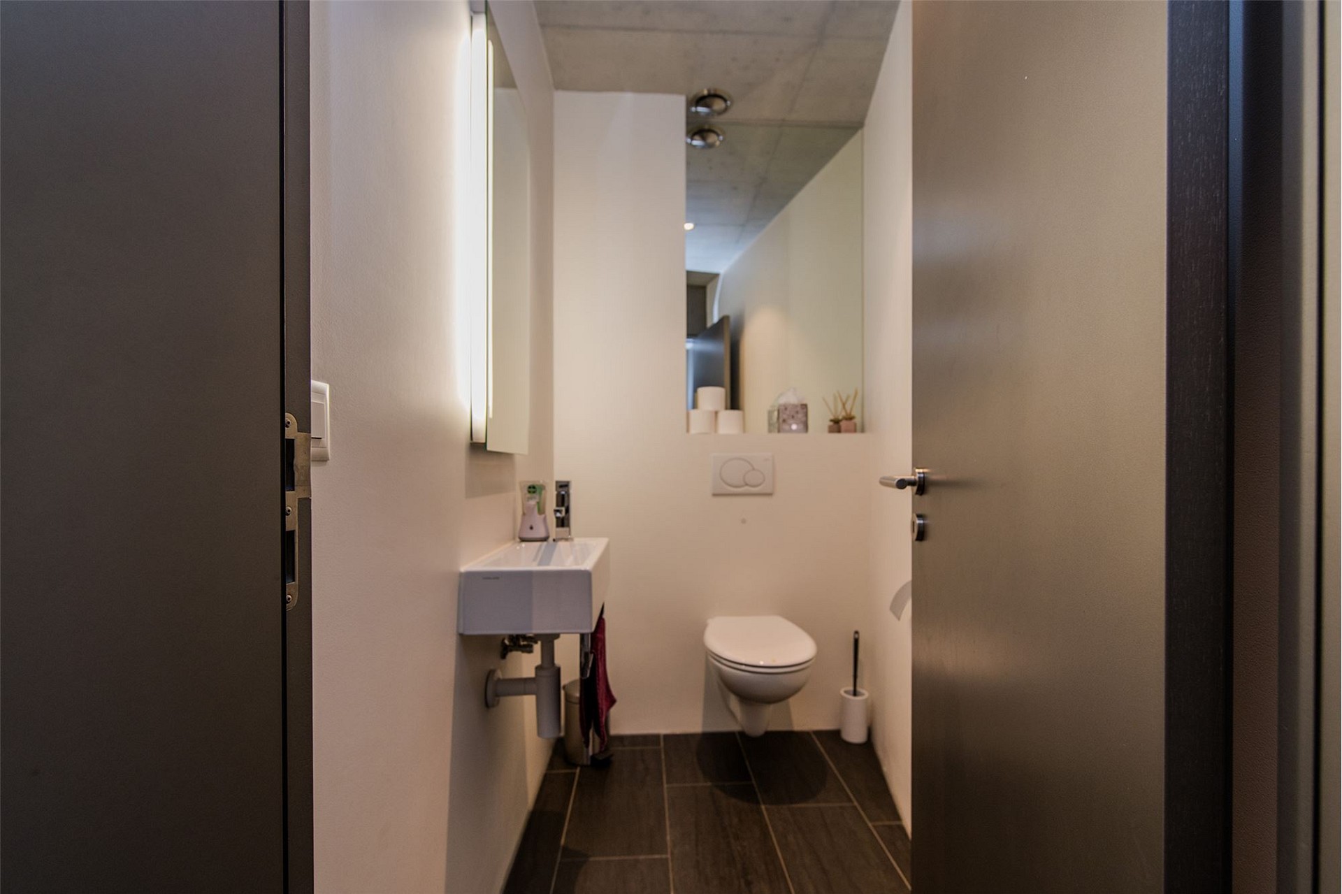 Gäste-WC mit wandhängendem WC