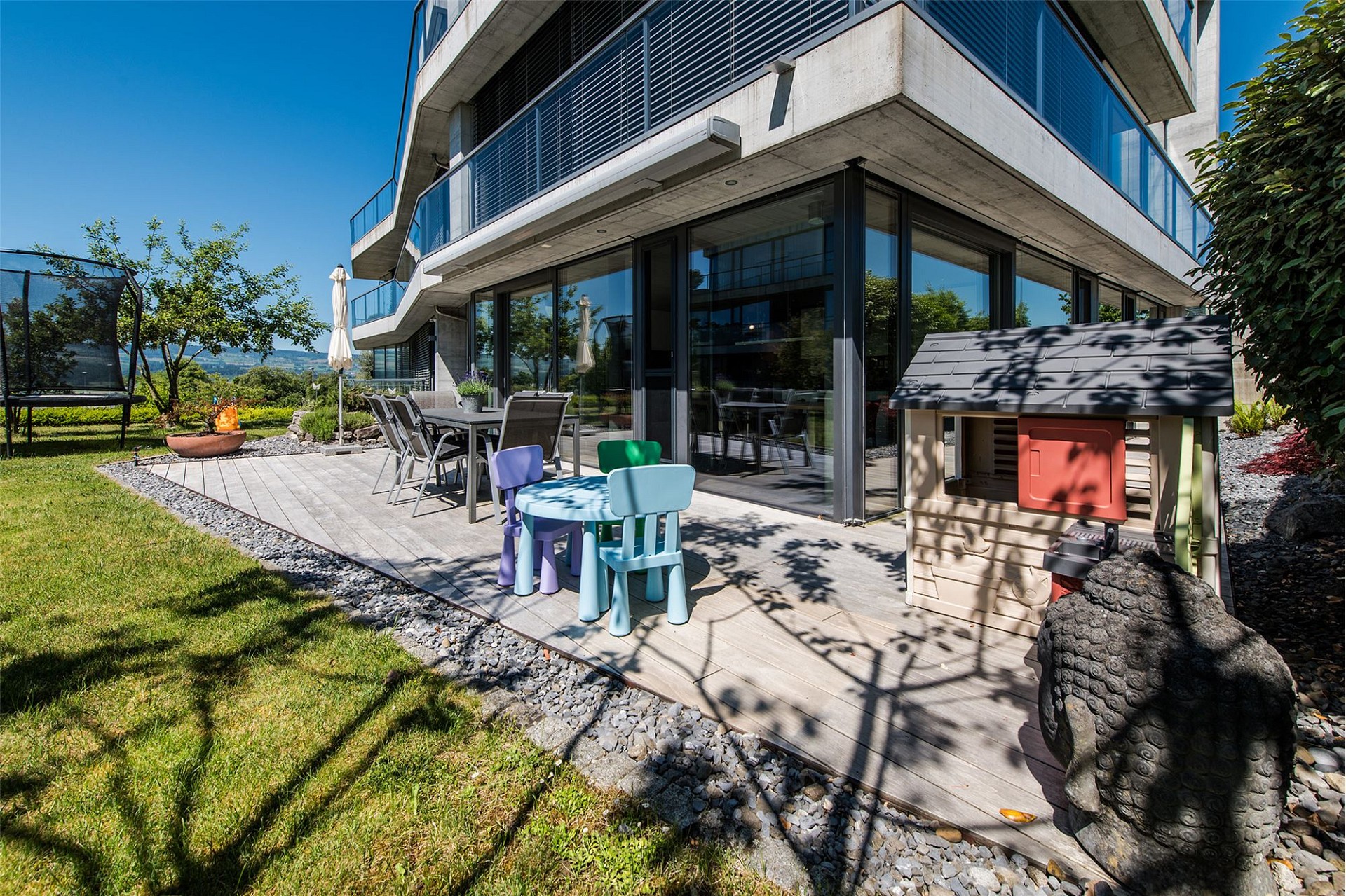 Moderne Außenansicht mit Terrasse und Garten