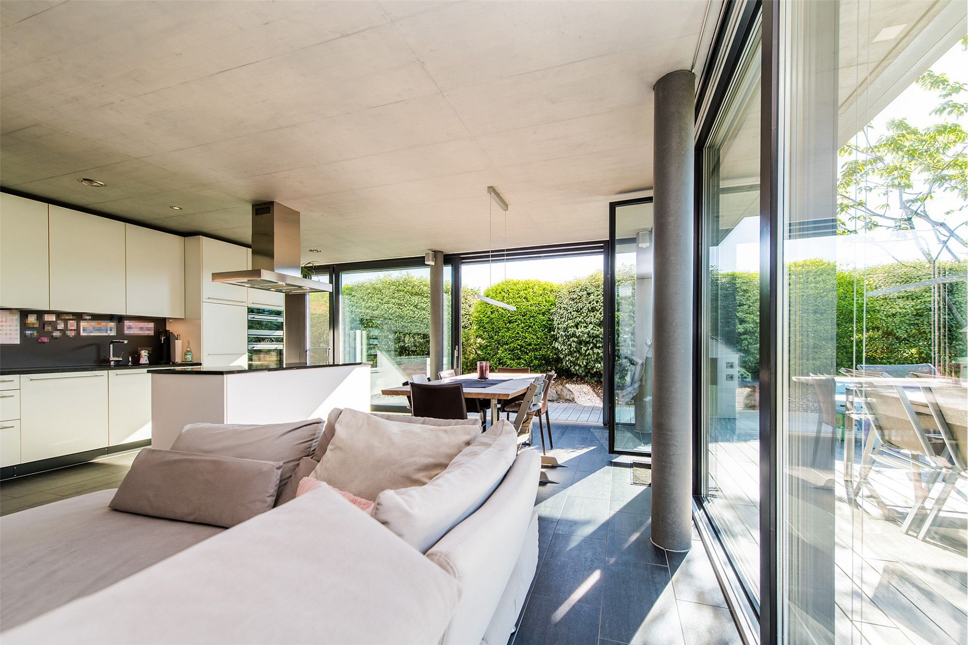 Moderne offene Wohnküche mit Terrasse