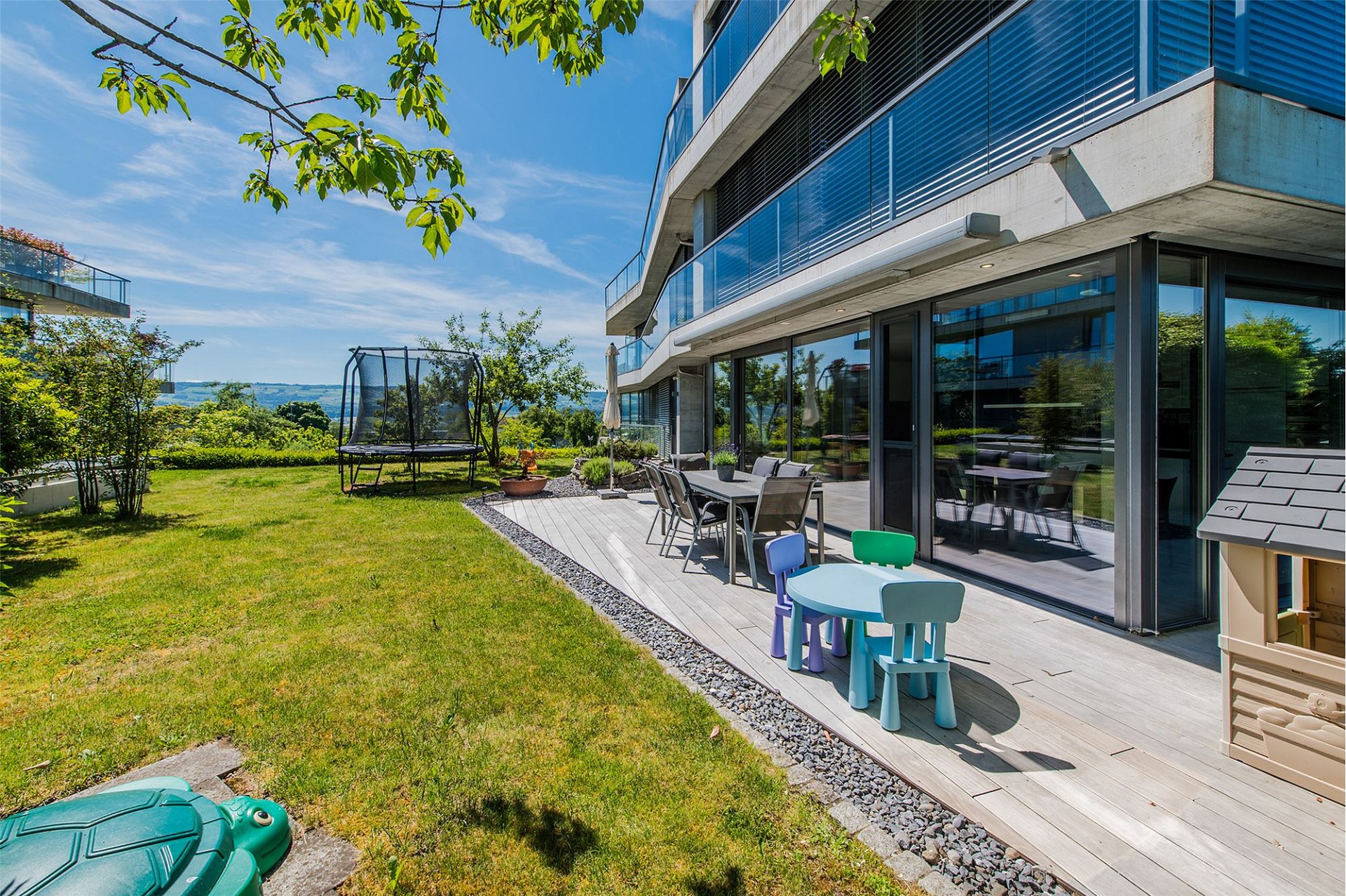Moderne Außenanlage mit Terrasse und Garten