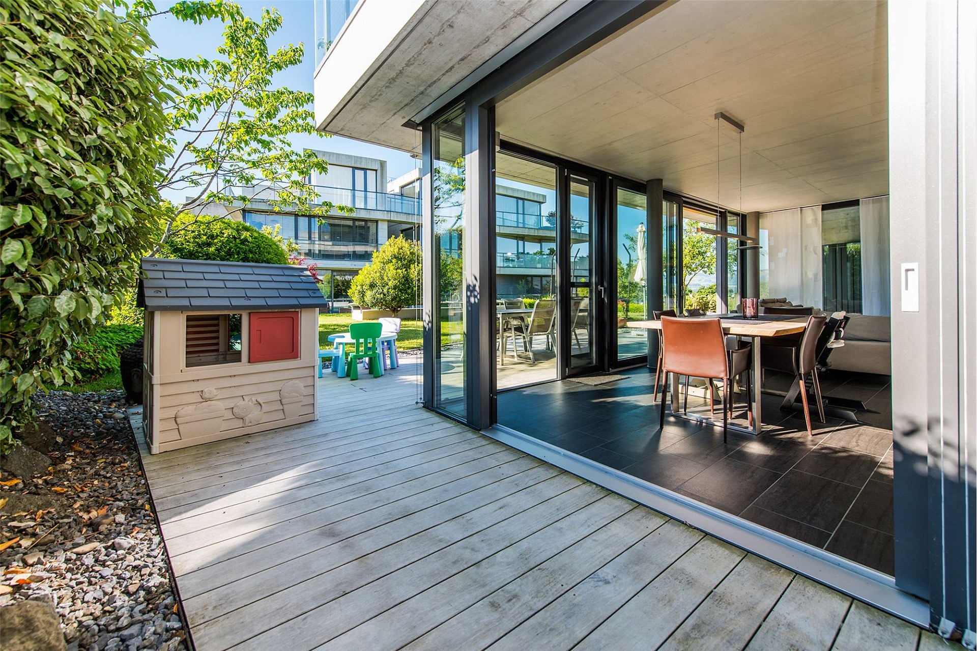 Moderne Terrasse mit Glasfront