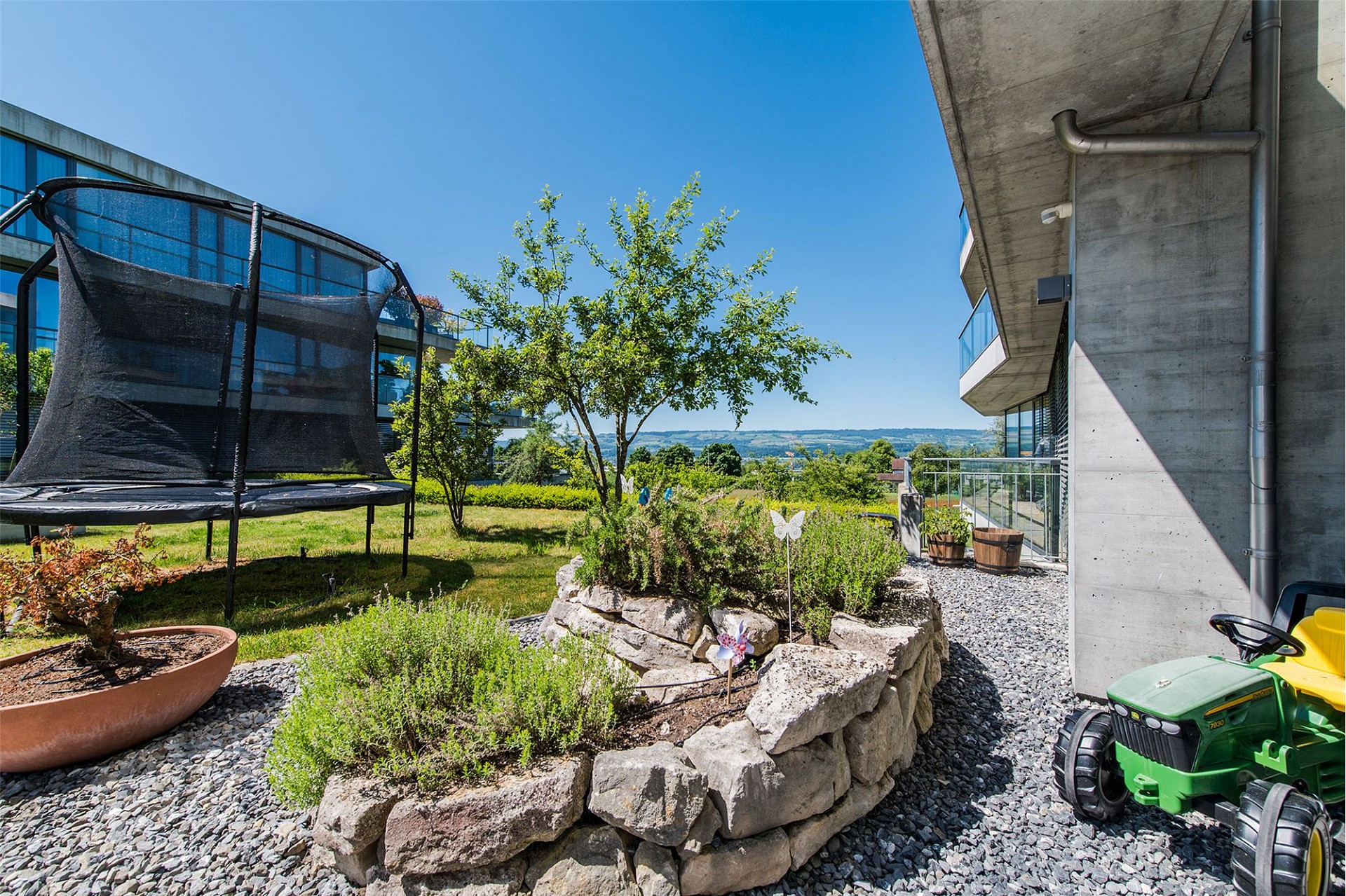 Moderner Garten mit Terrasse und Weitblick