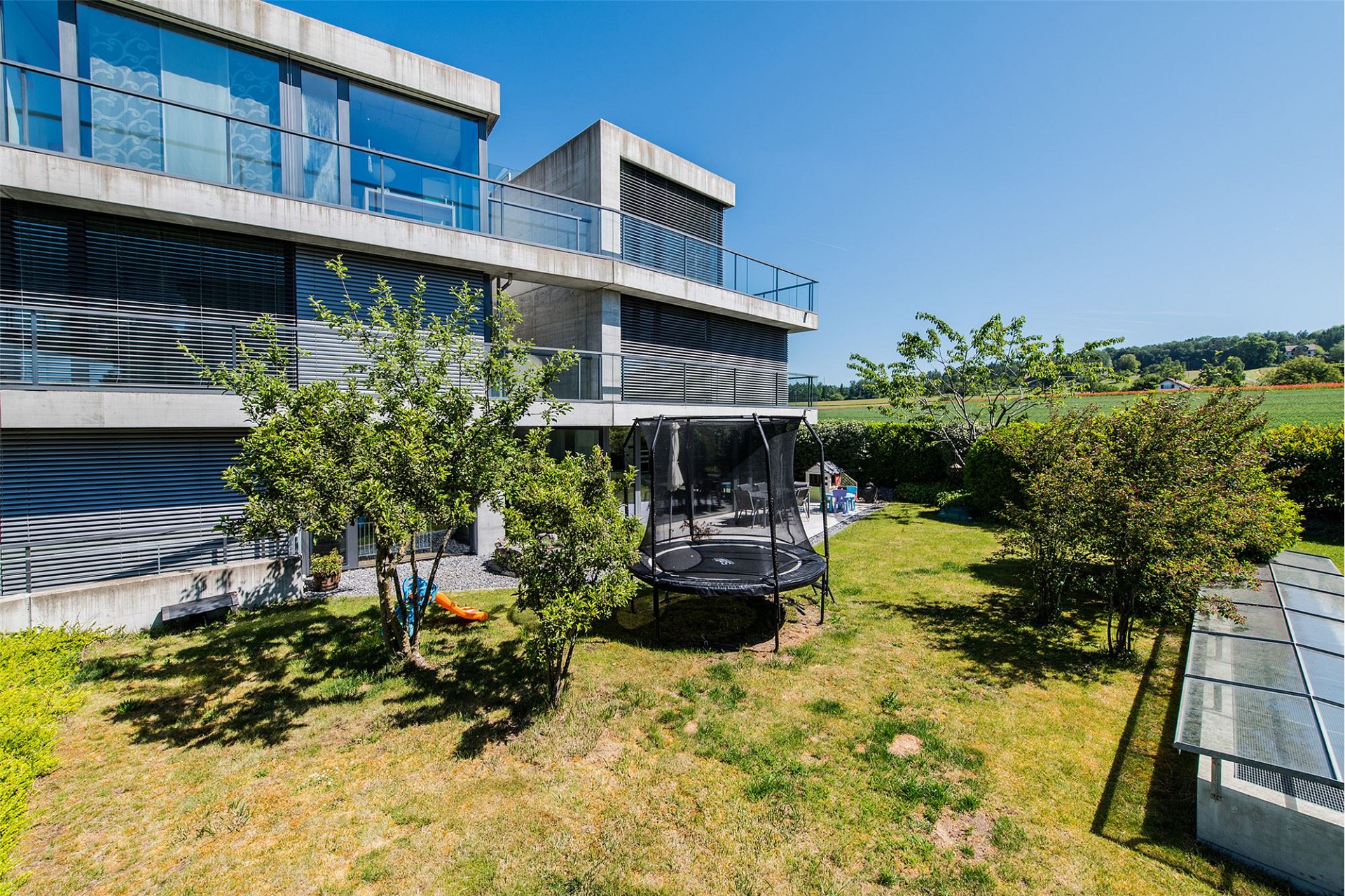 Moderner Wohnbau mit Garten