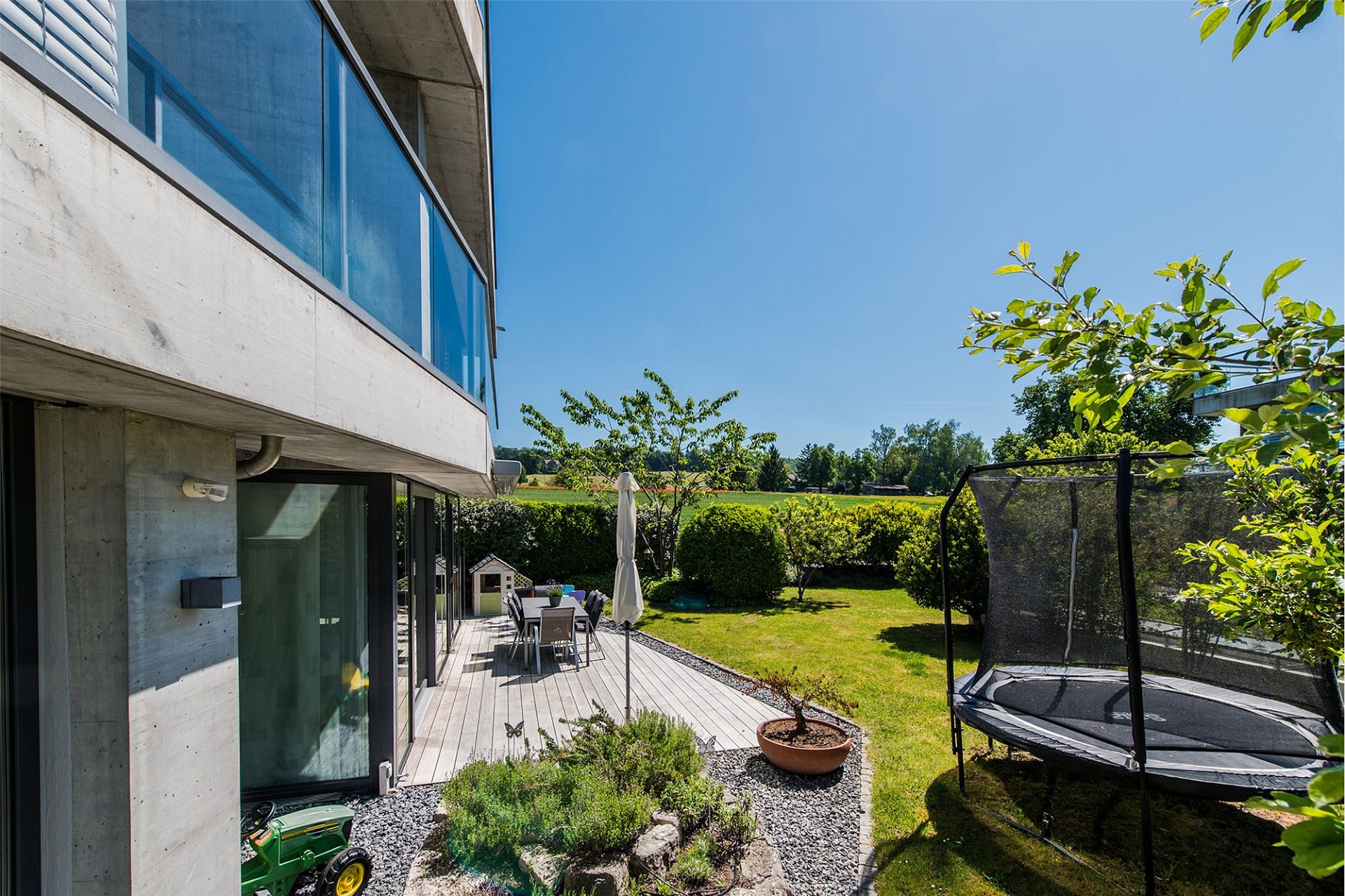 Moderne Terrasse mit Gartenblick