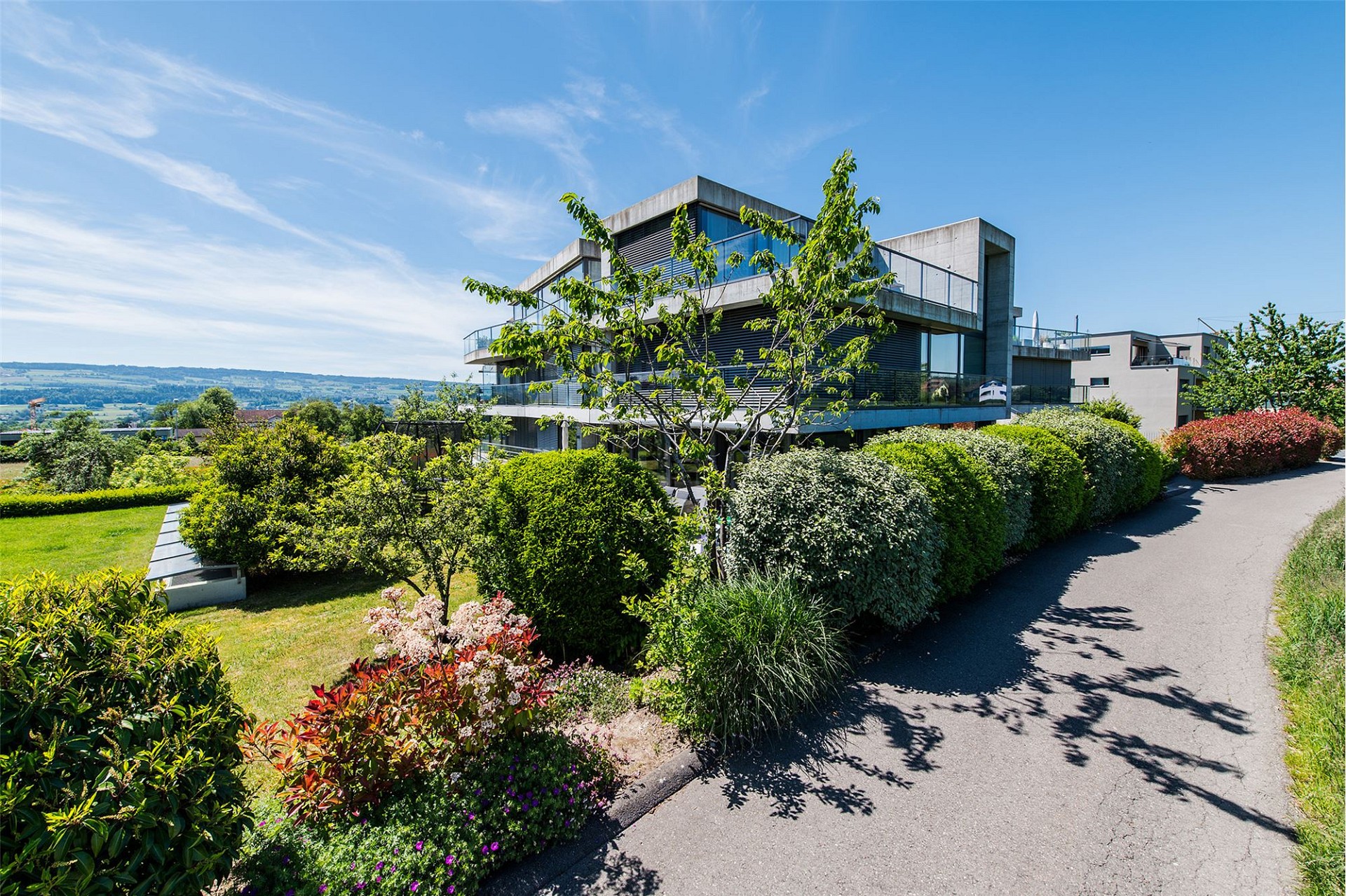 Modernes Mehrfamilienhaus mit Garten und Fernblick