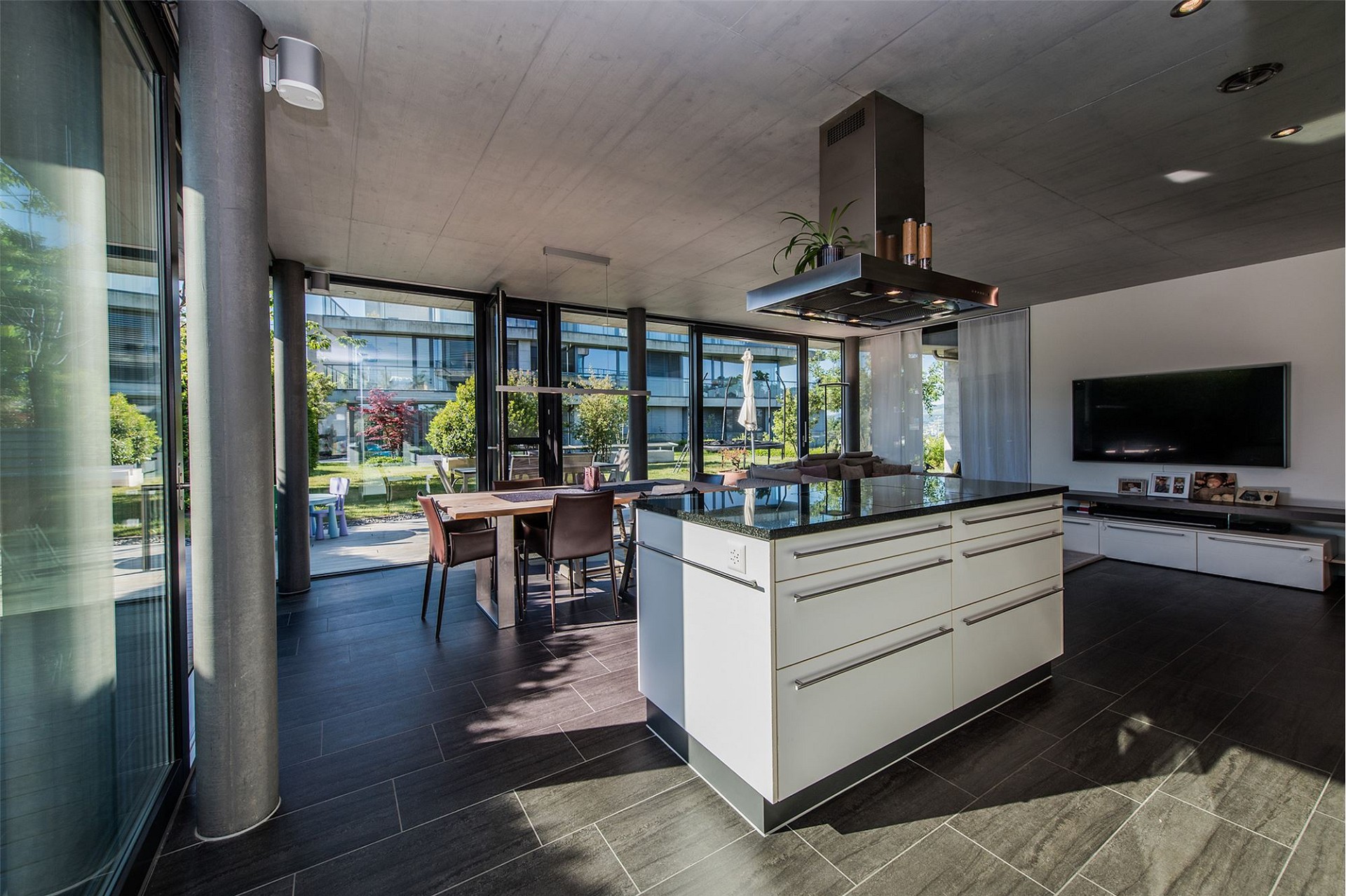 Moderne offene Wohnküche mit Blick in den Garten