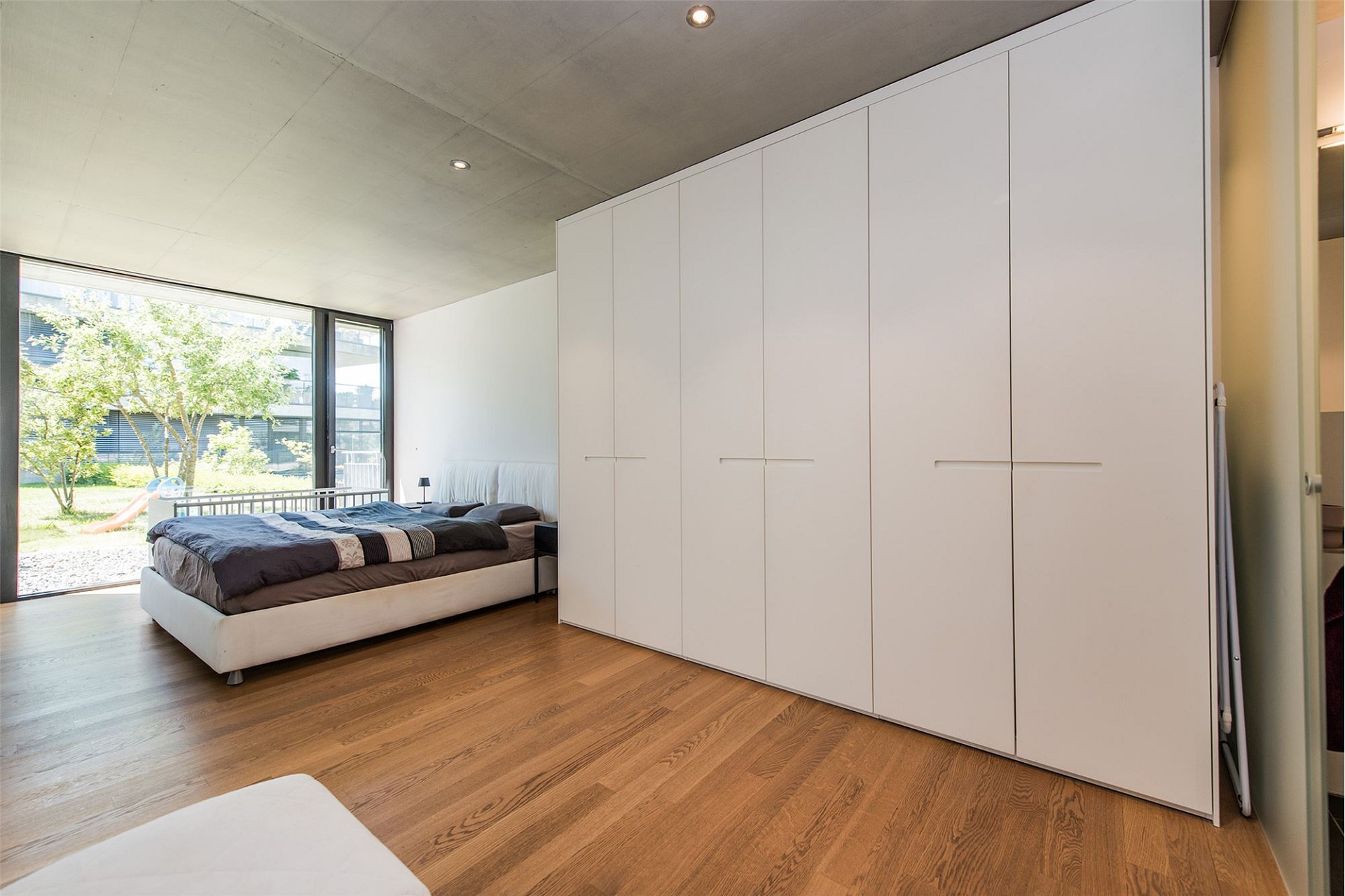 Modernes Schlafzimmer mit großer Einbauschrankwand