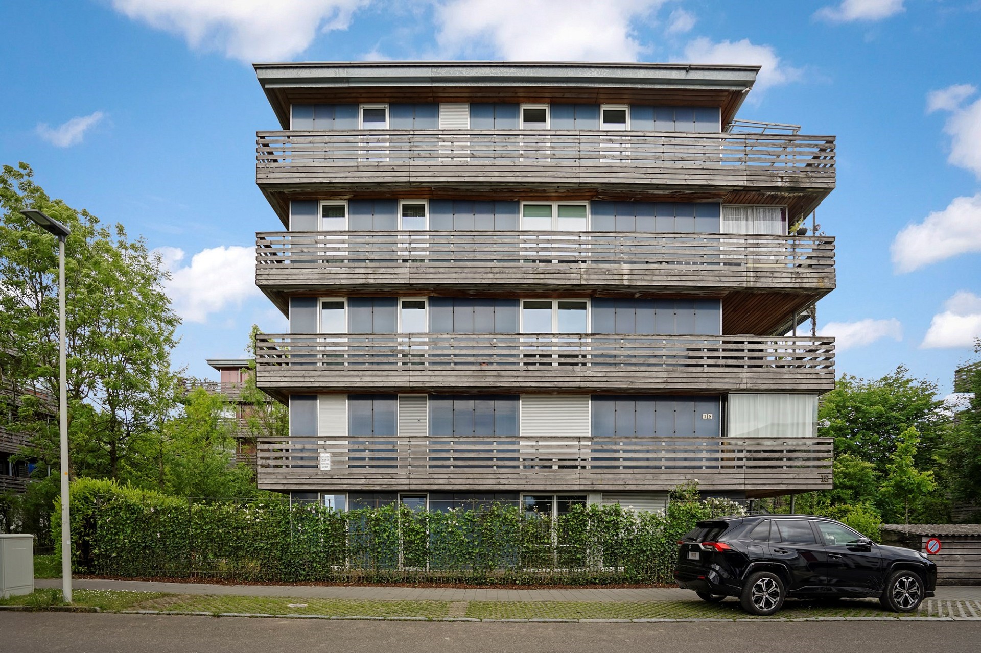Mehrfamilienhaus mit Holzbalcons