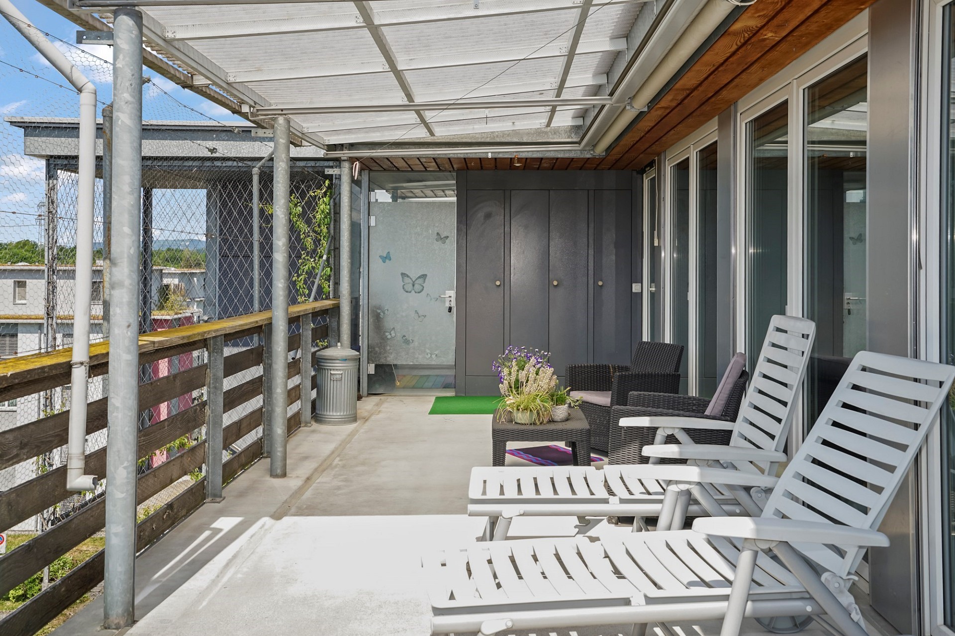 Überdachte Dachterrasse mit Sitzbereich