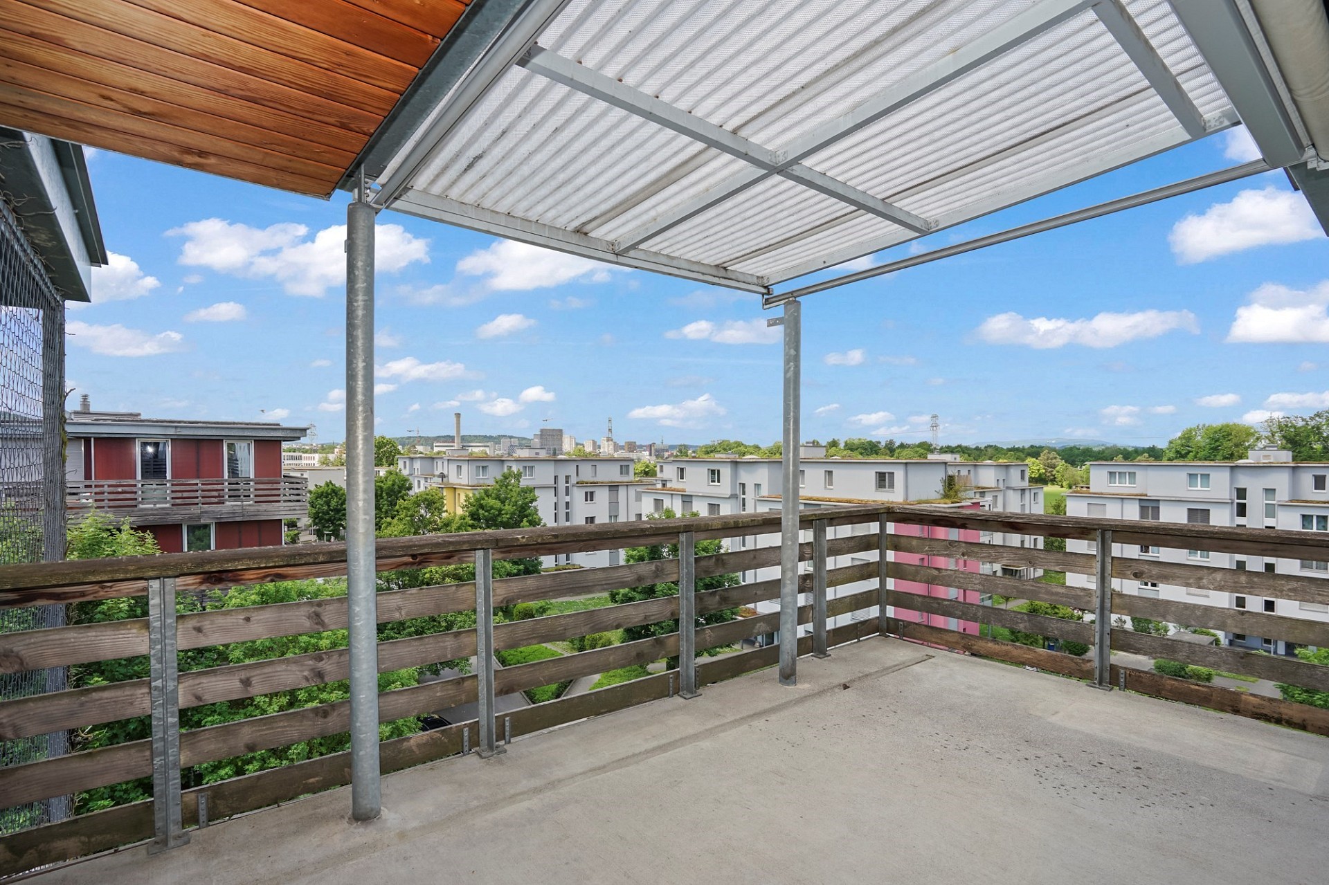 Überdachter Balkon mit Stadtblick