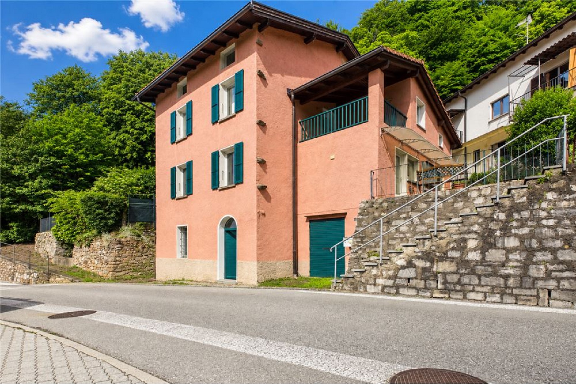 Farbiges Wohnhaus mit Holzläden