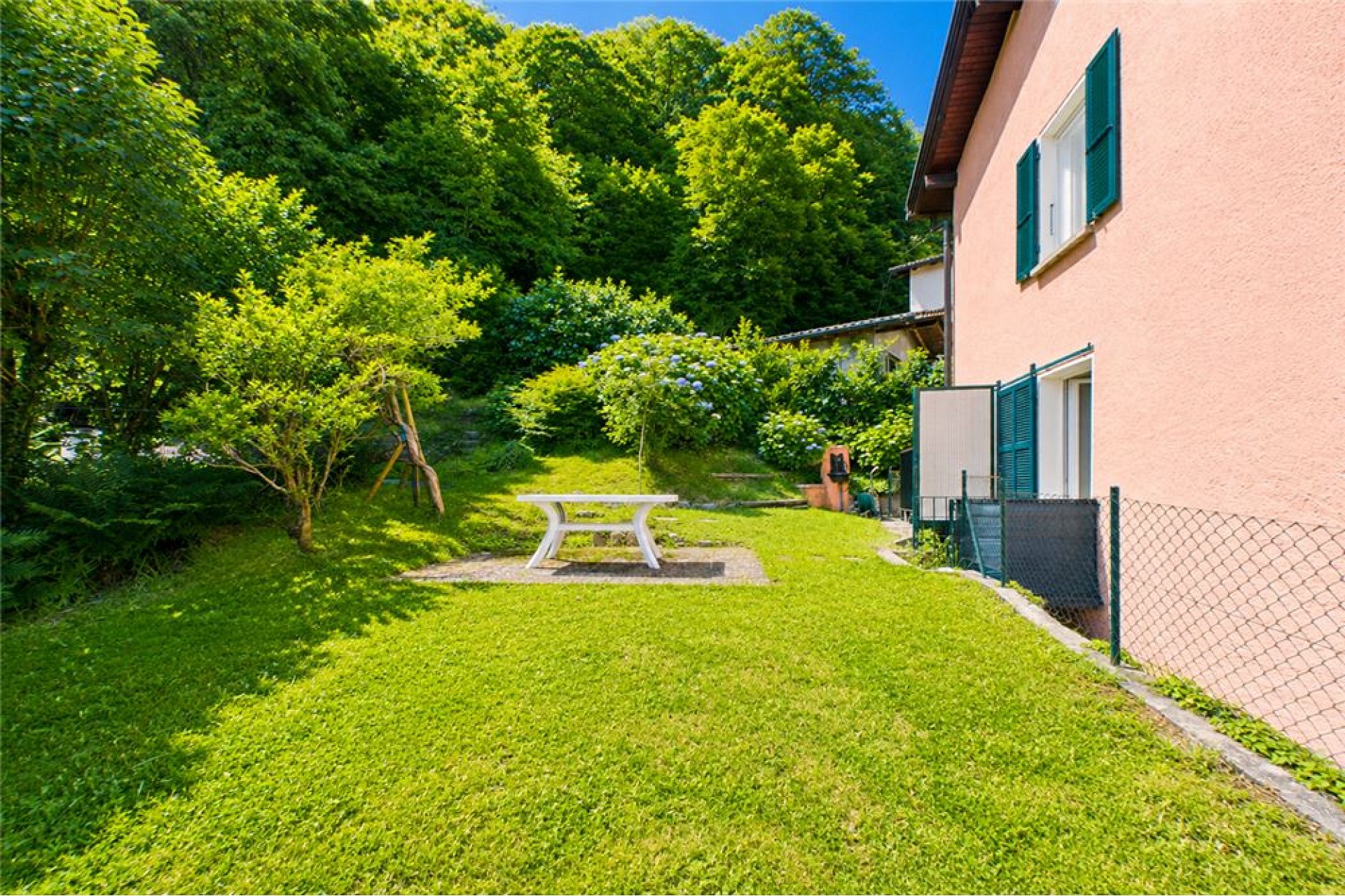 Garten mit Hausfassade