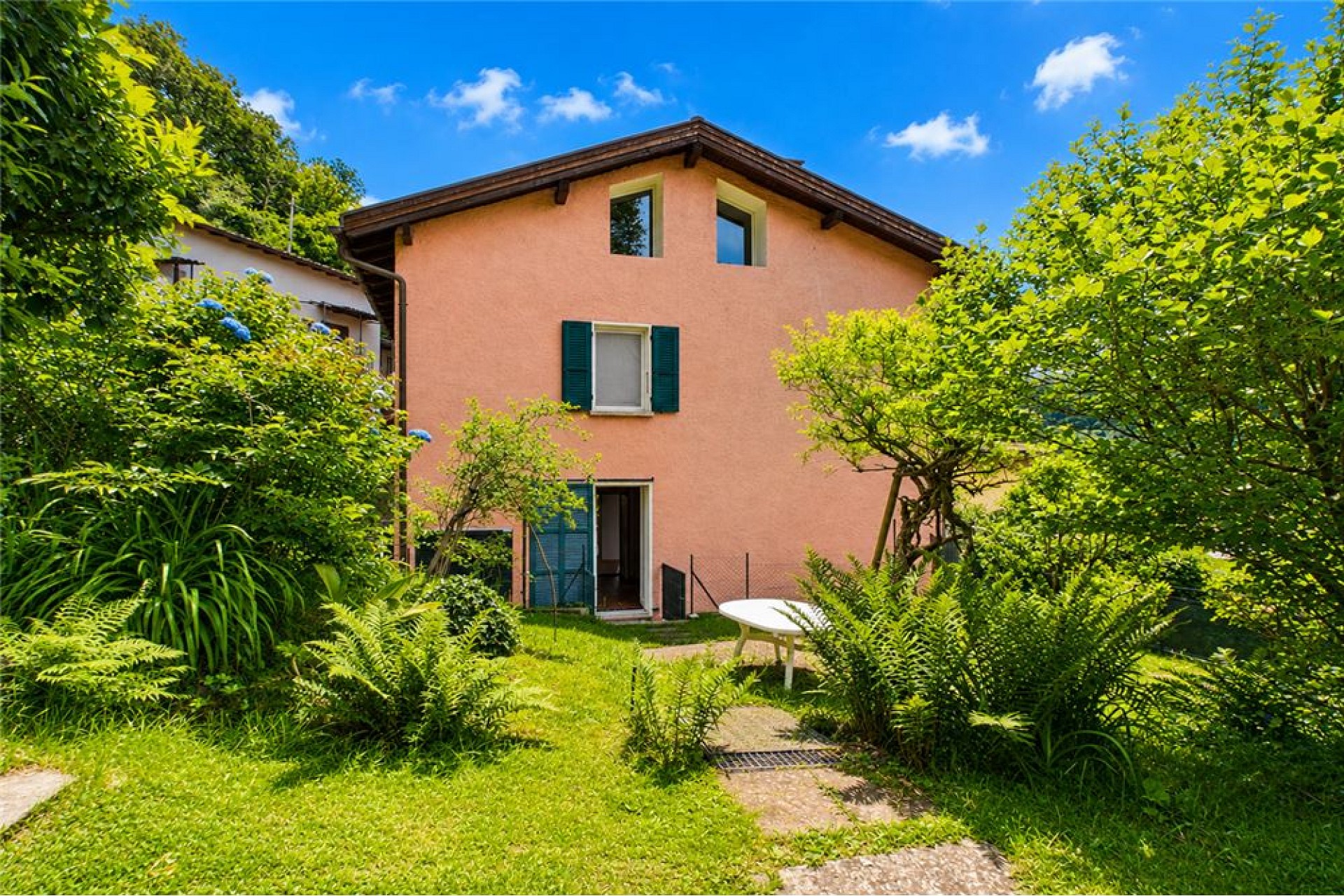 Peachfarbenes Haus mit Garten