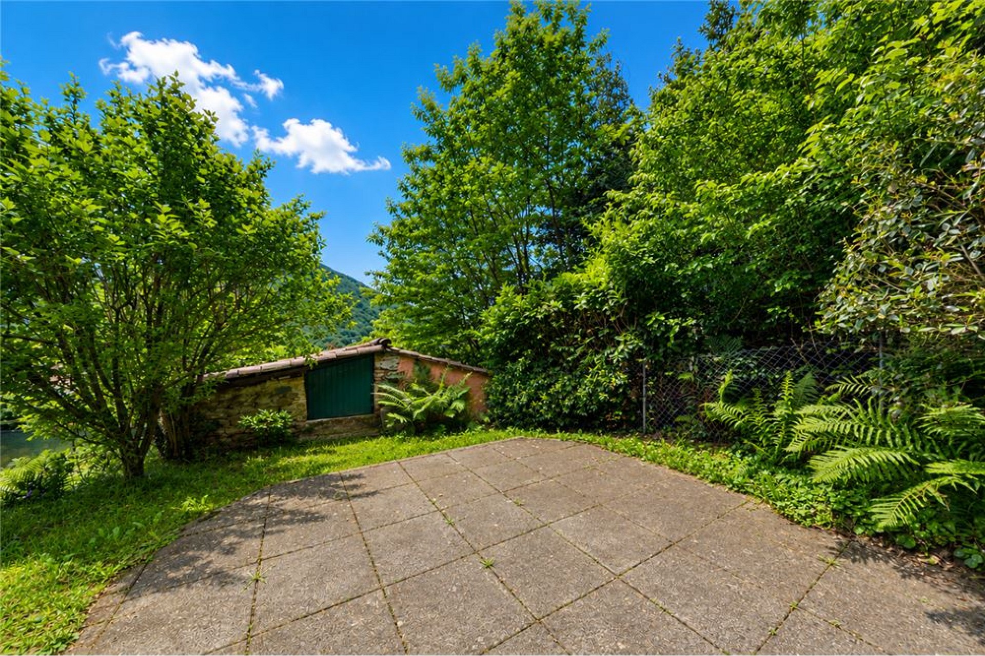 Garten- bzw. Terrassenbereich mit Blick ins Grüne